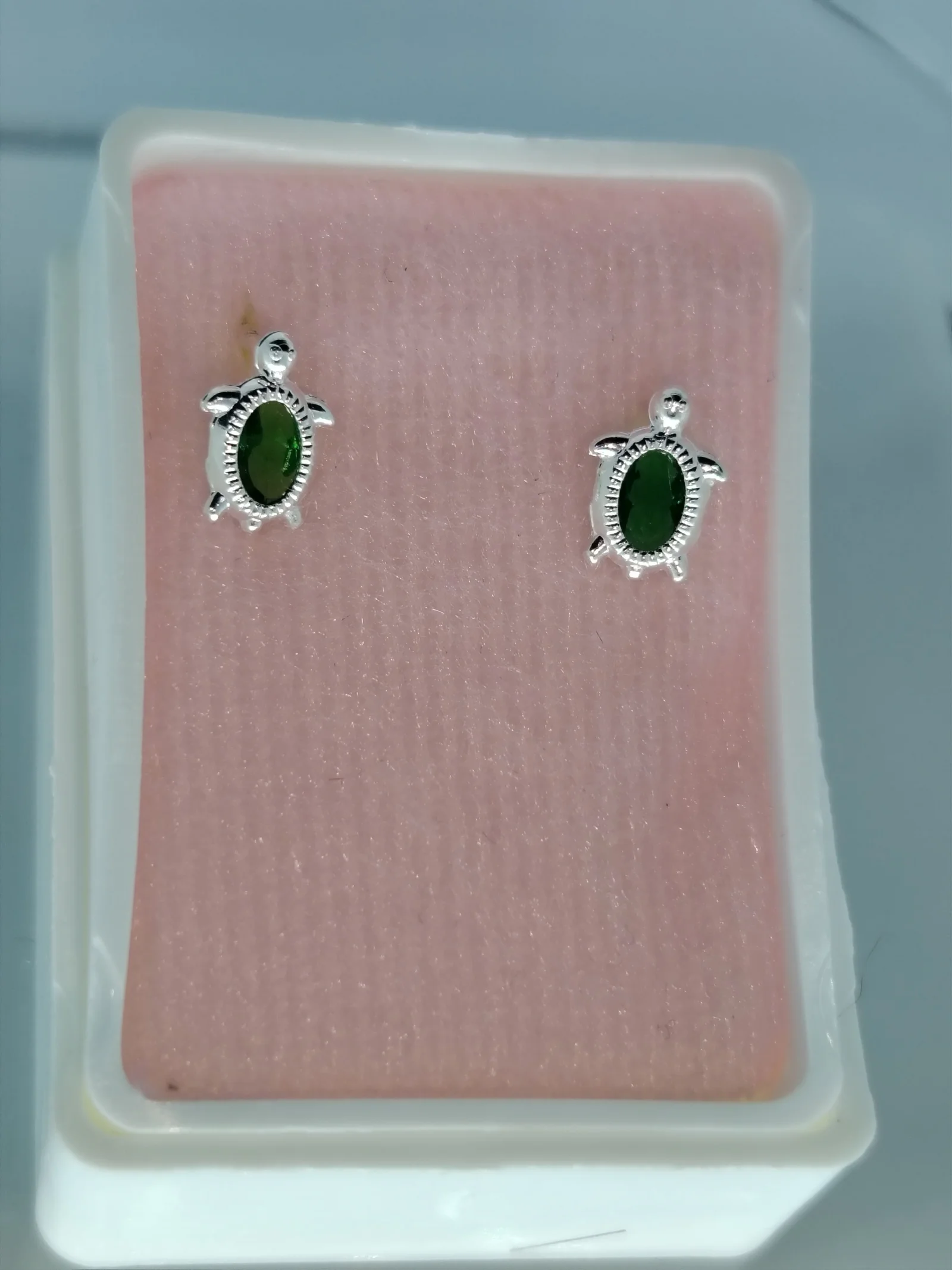 Aretes en forma de tortuga con zirconia verde