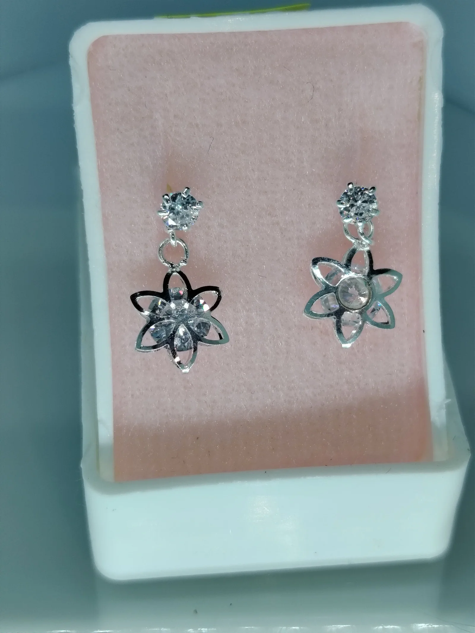 Aretes de plata con zirconia encapsulada en estrella