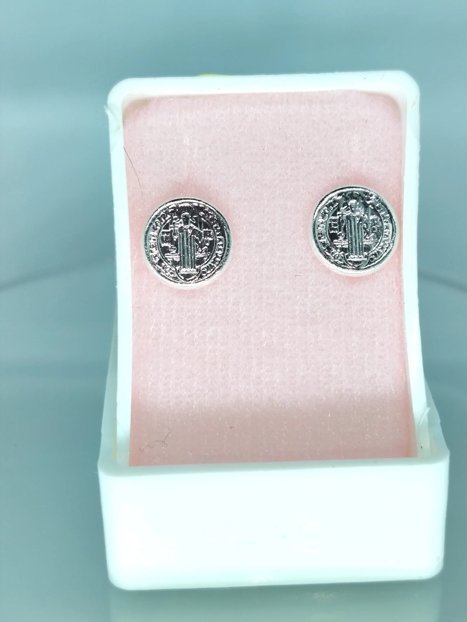 Aretes de plata con diseño San Benito