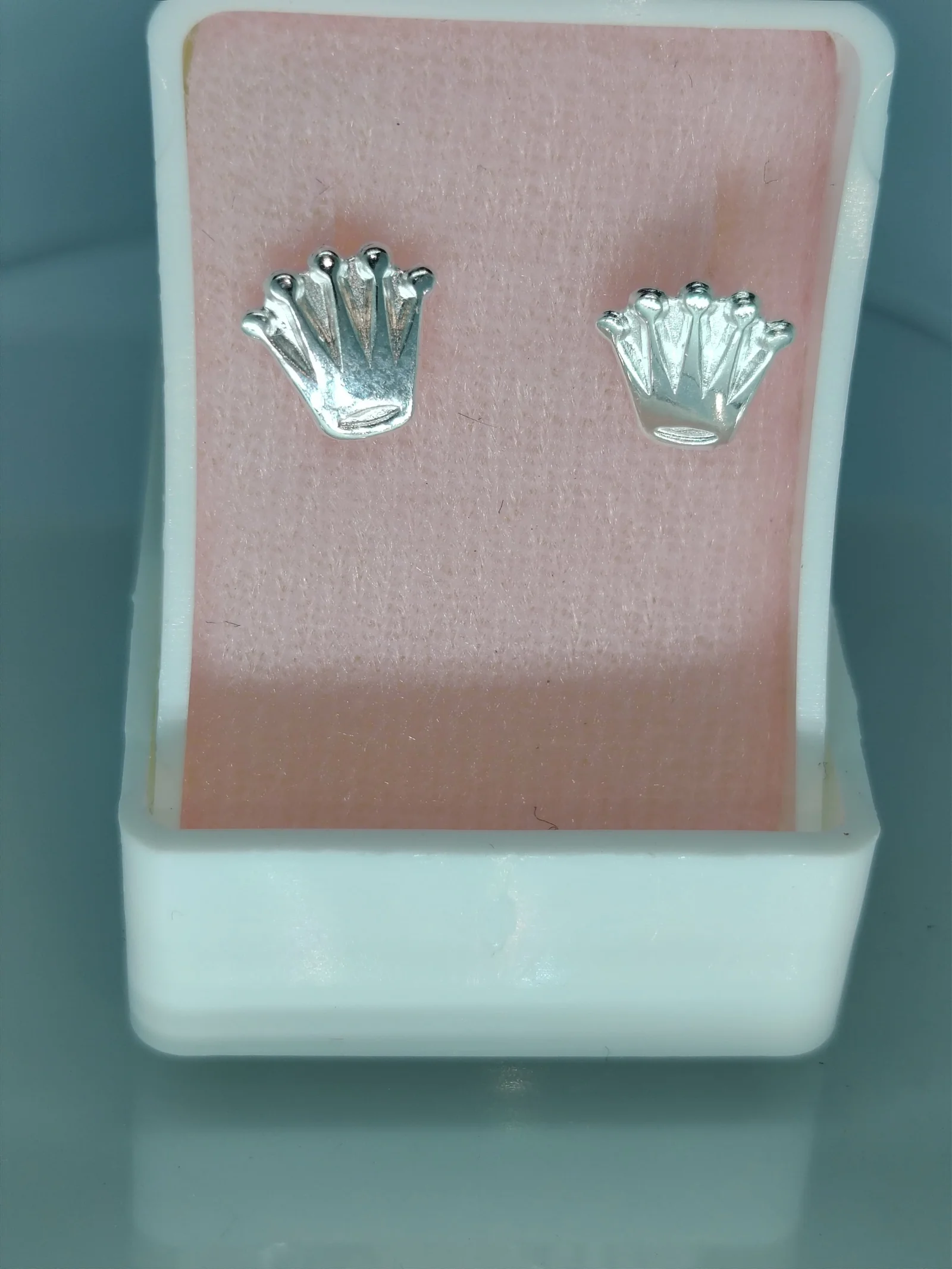 Aretes de plata en forma de corona