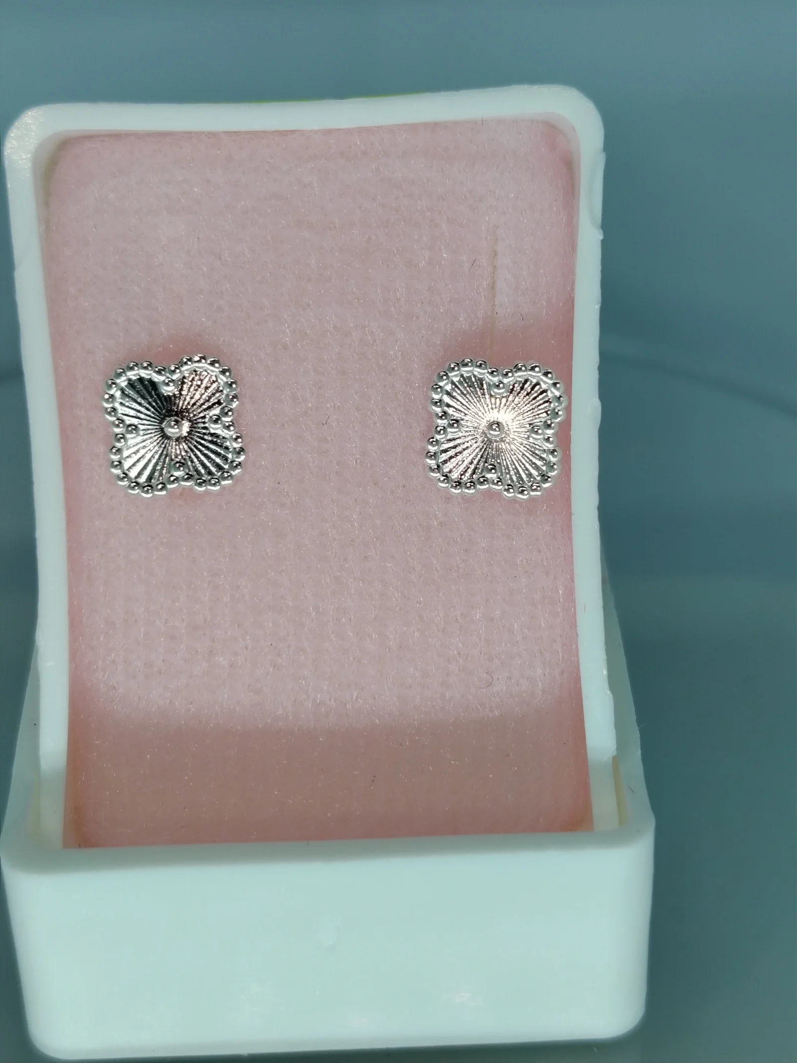 Broquel plata con bolita Van Cleef diamantado