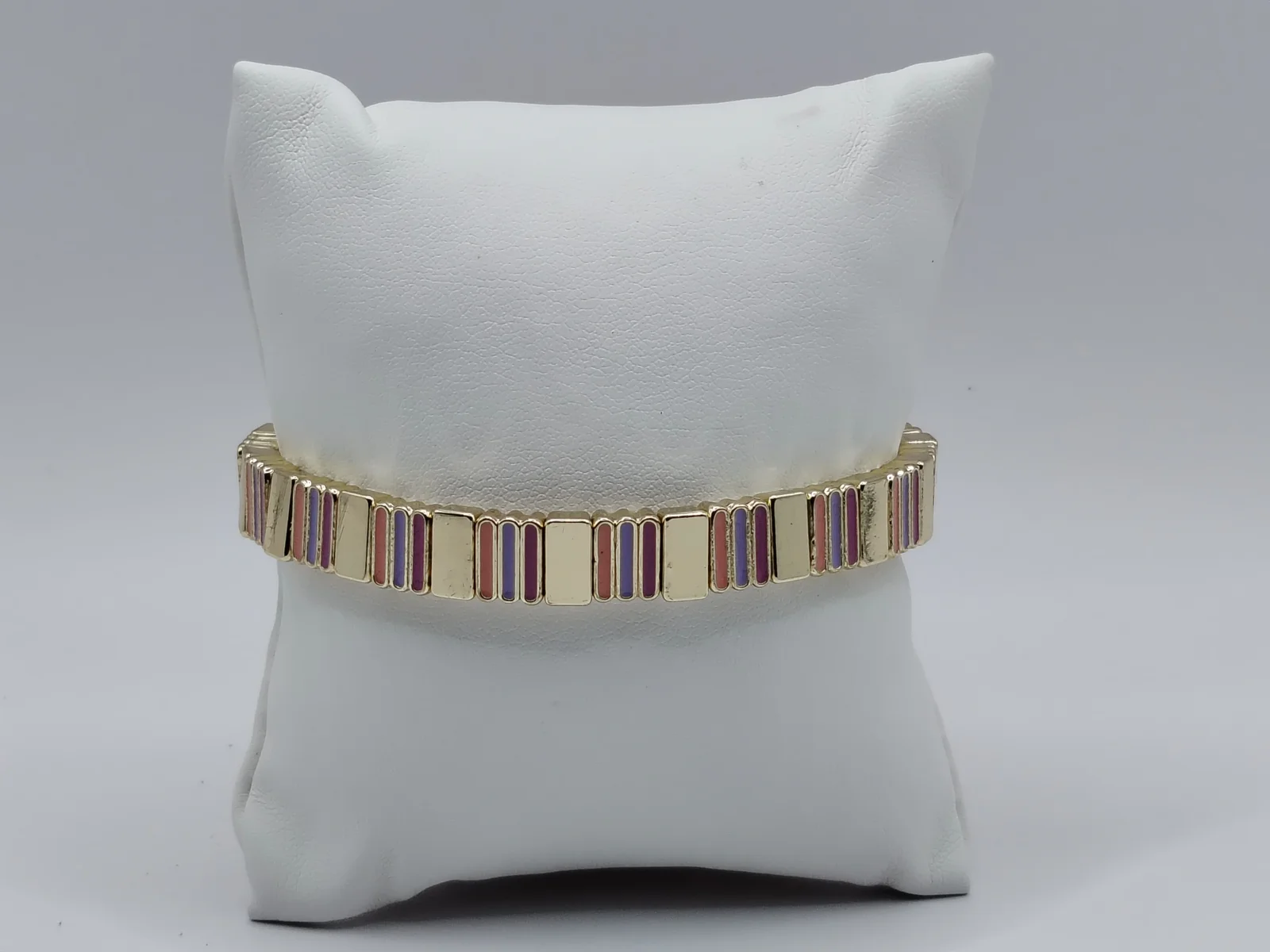 Pulsera dorada con incrustaciones rojas