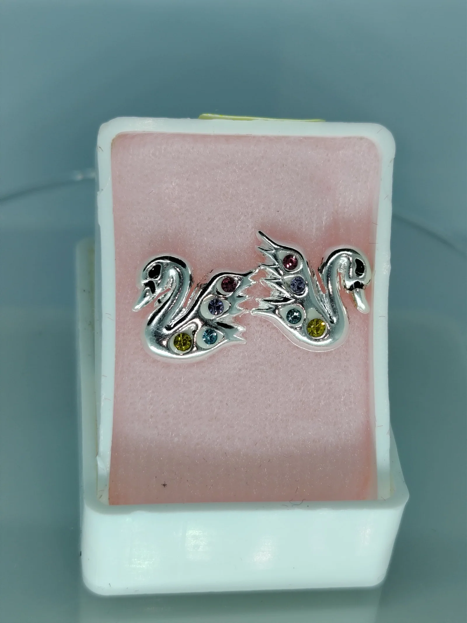 Aretes de cisne plateados con zirconias de colores