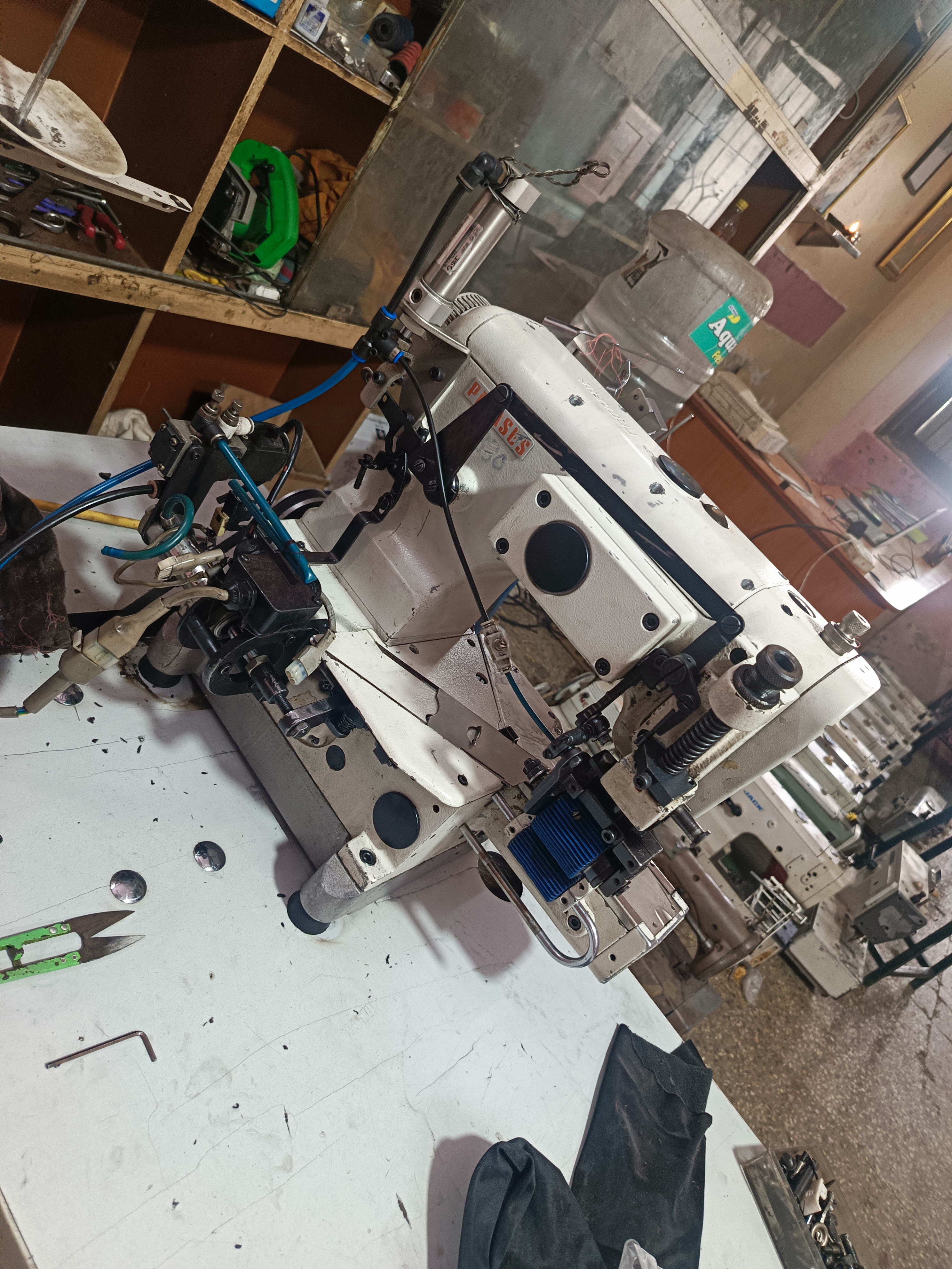 Industrial Pegasus w 600 UT pullar sewing machine 