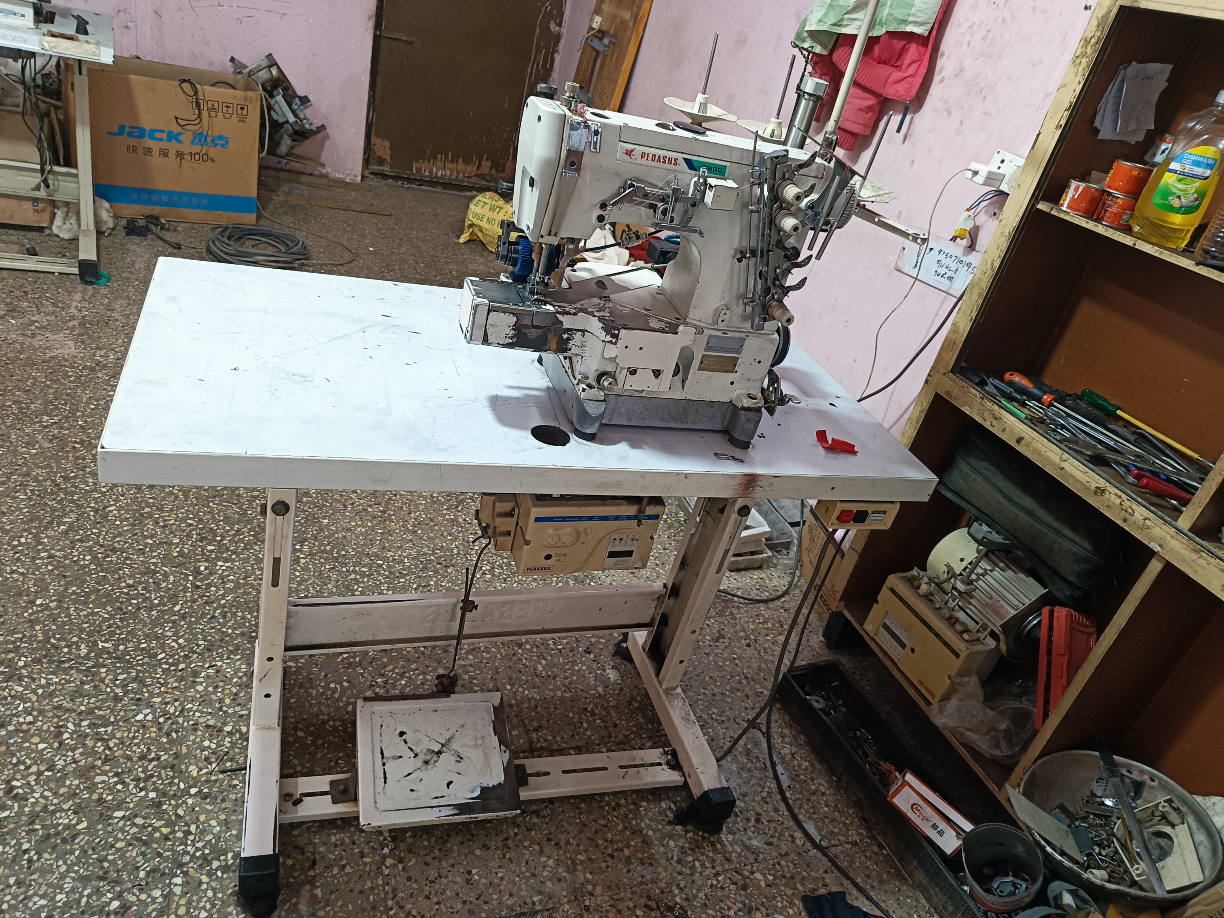 Industrial Pegasus w 600 UT pullar sewing machine 