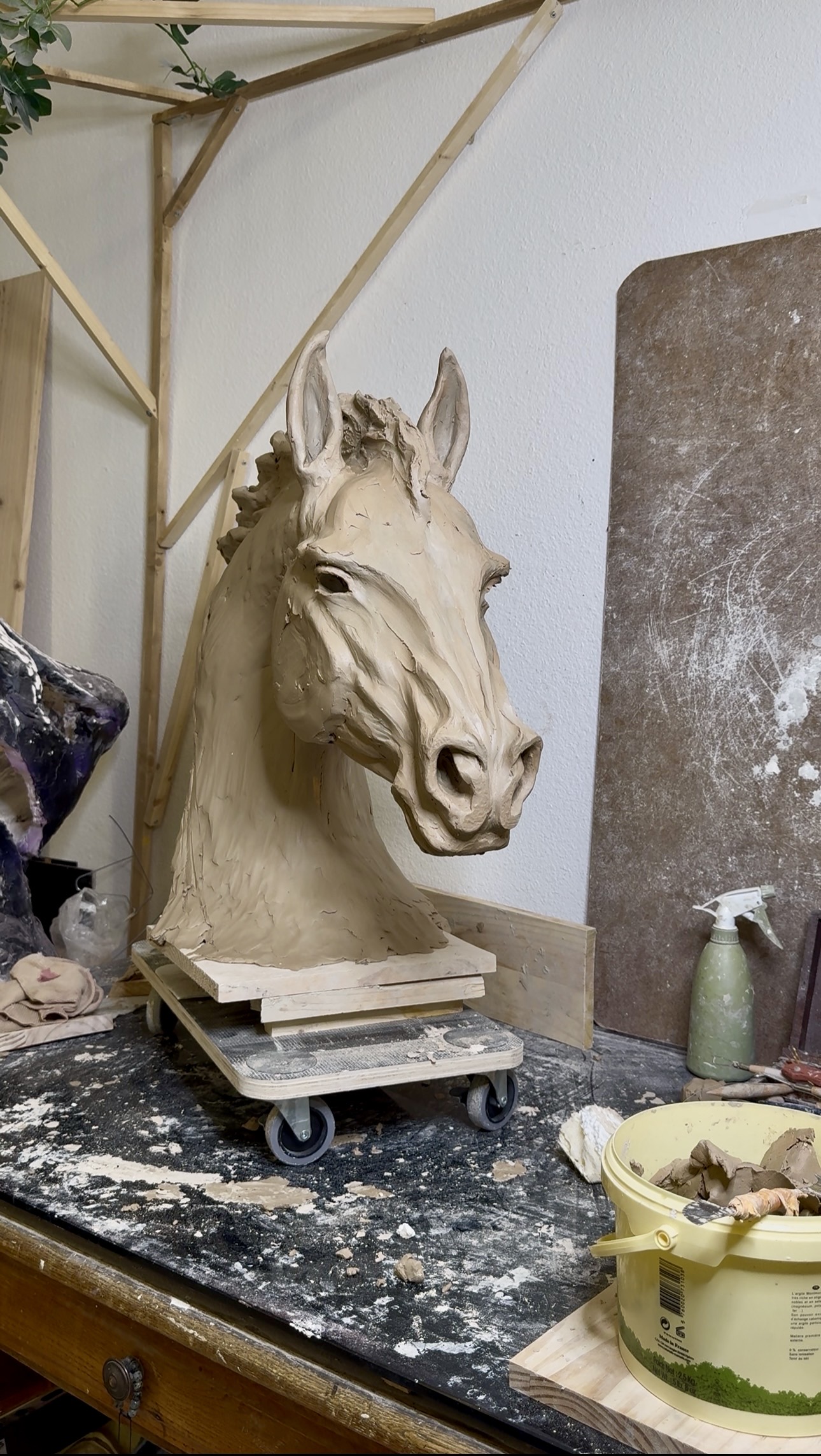 Buste de cheval en argile