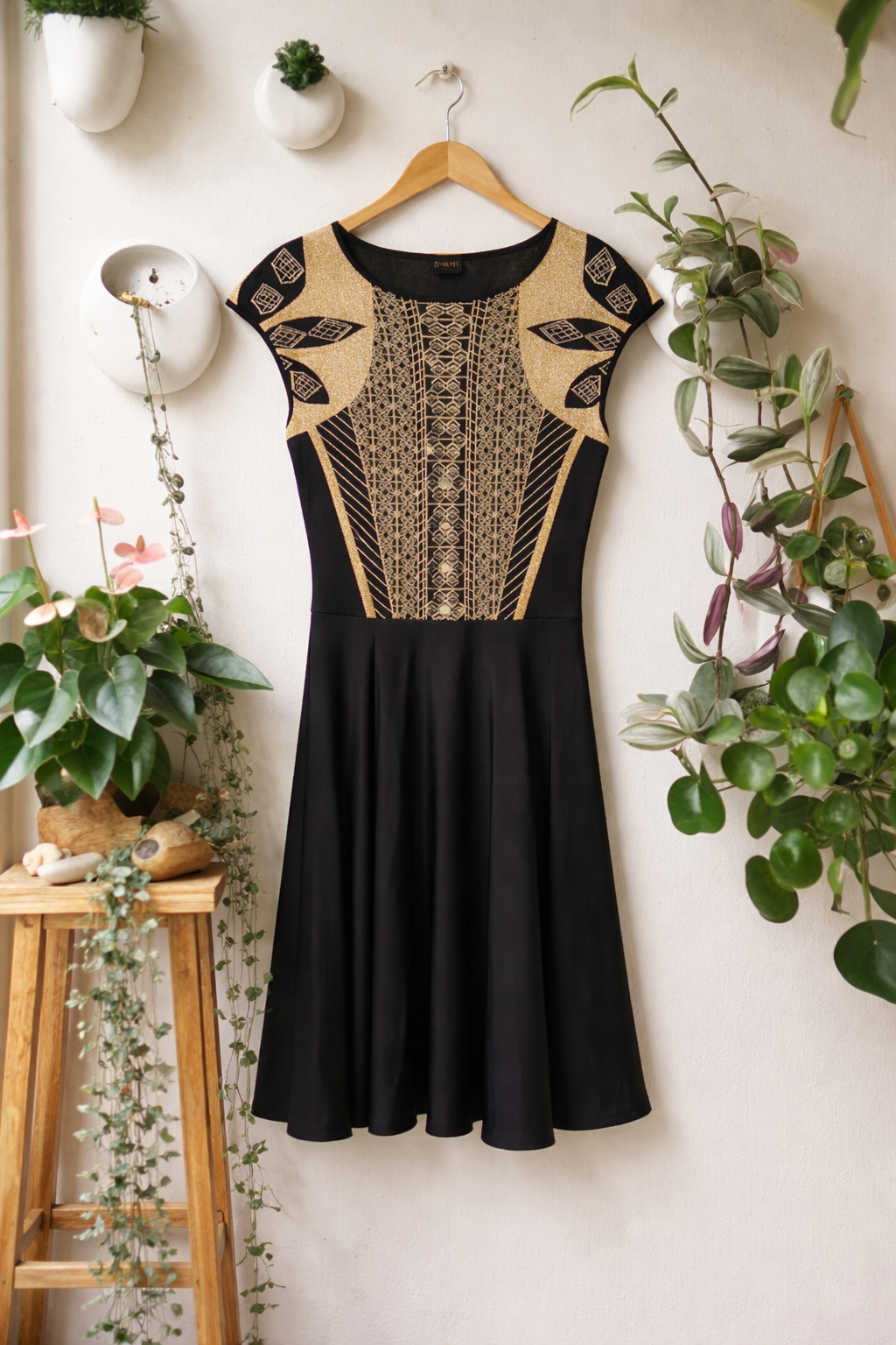Vestido negro con bordado dorado TED BAKER 
