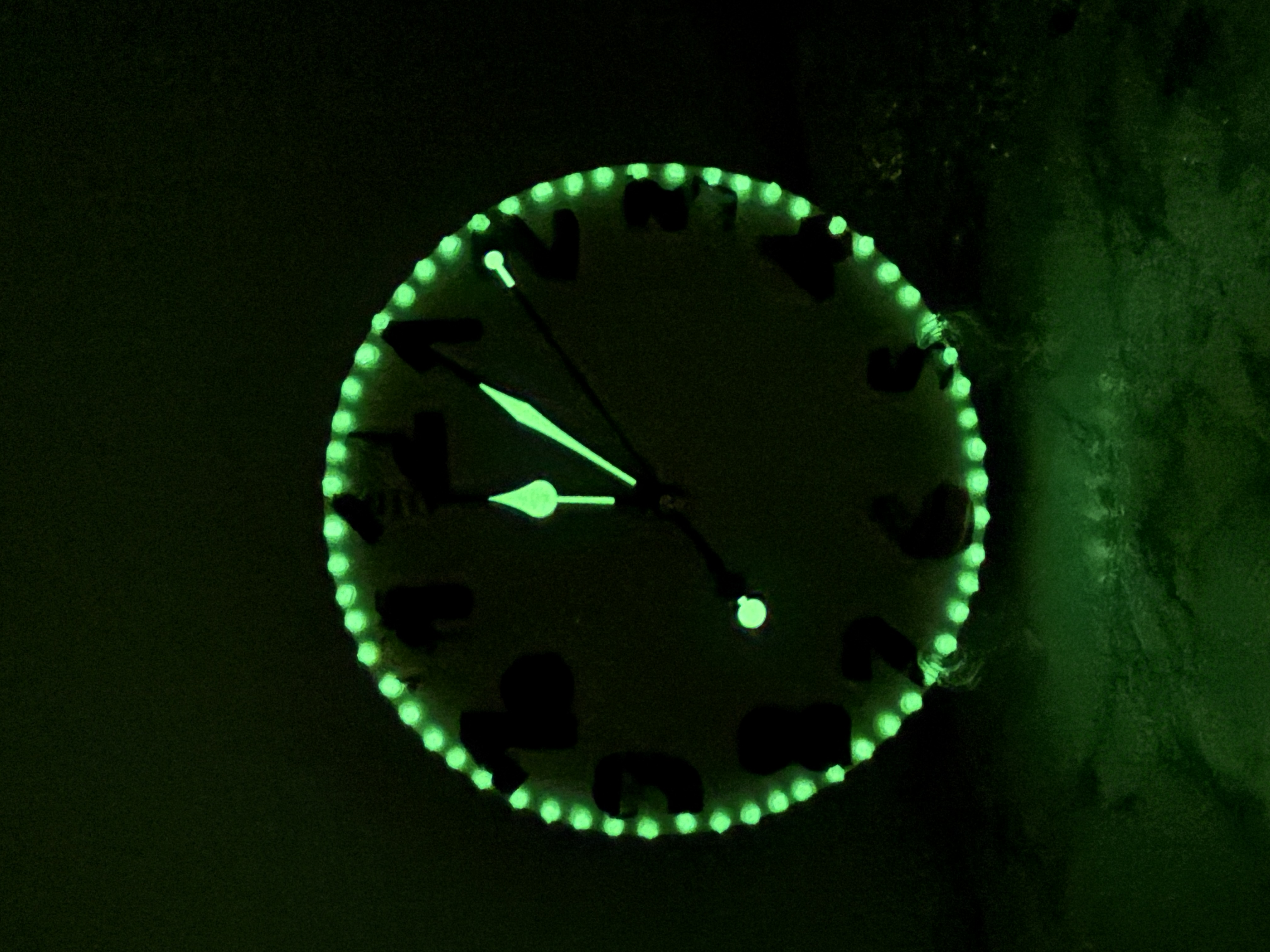 Horloge en bois phosphorescente sur pied