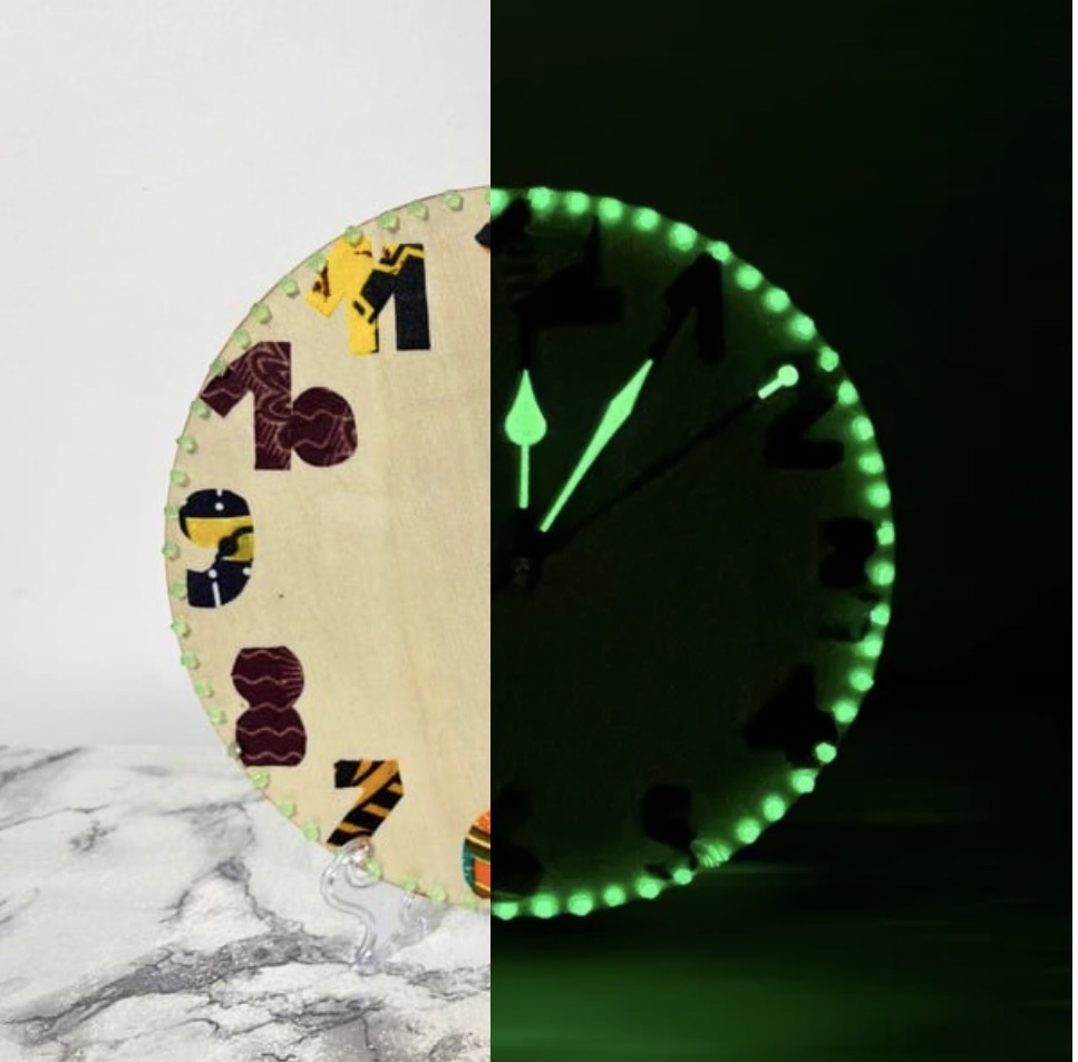 Horloge en bois phosphorescente sur pied