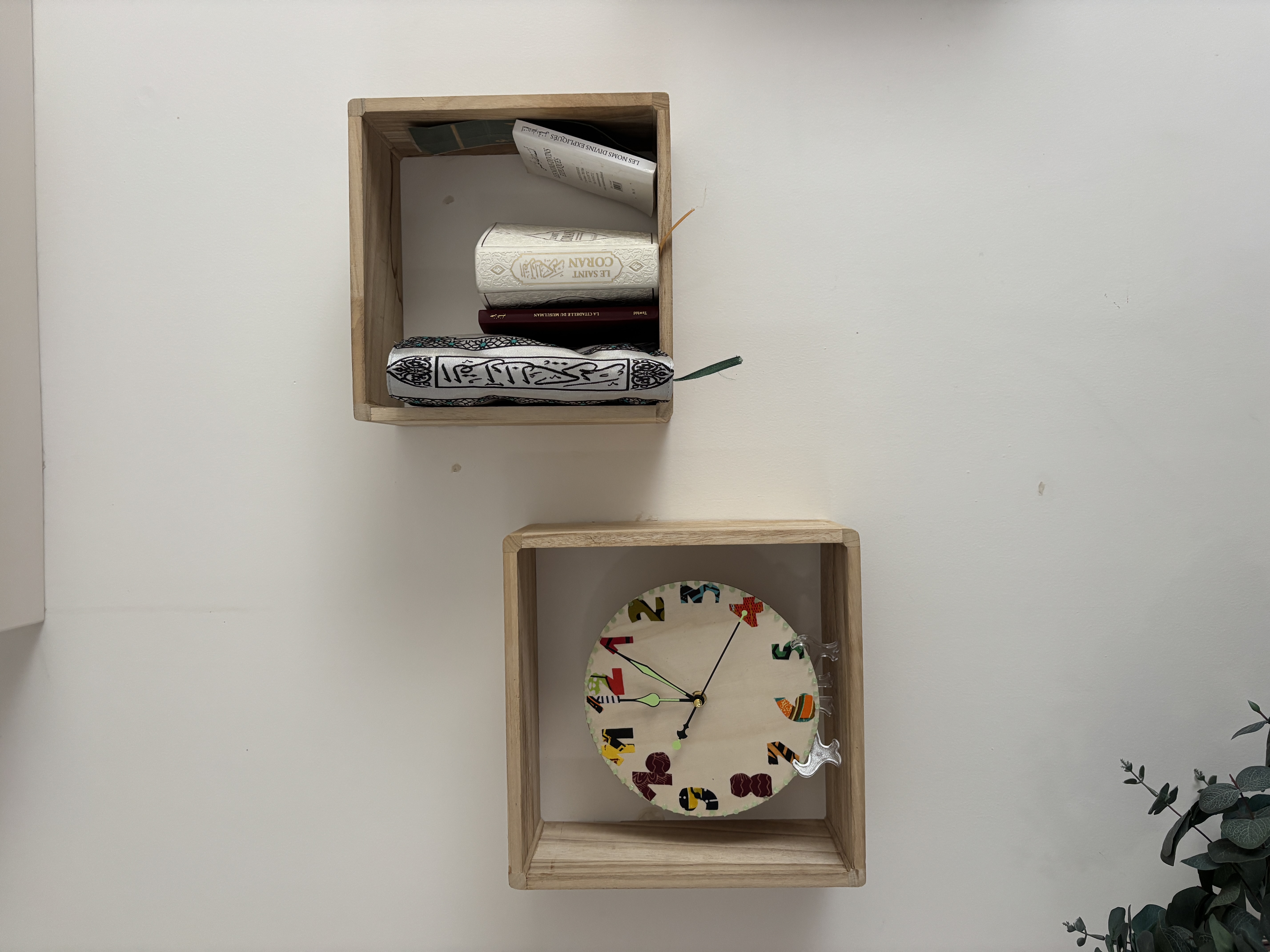 Horloge en bois phosphorescente sur pied