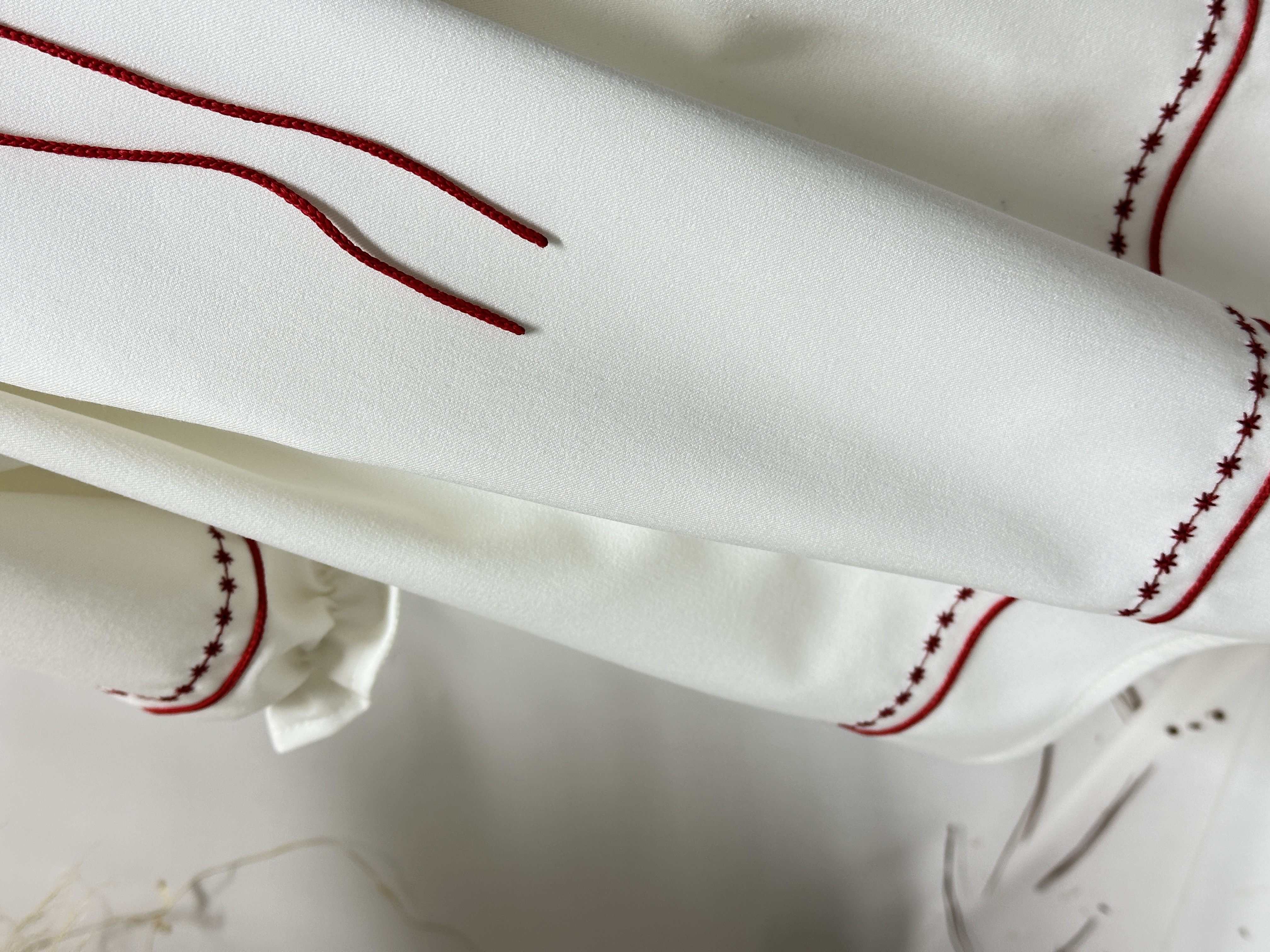 Aura Vintage Kırmızı Nakış İşlemeli Fiyonklu Uzun Kollu Kız Çocuk Elbisesi