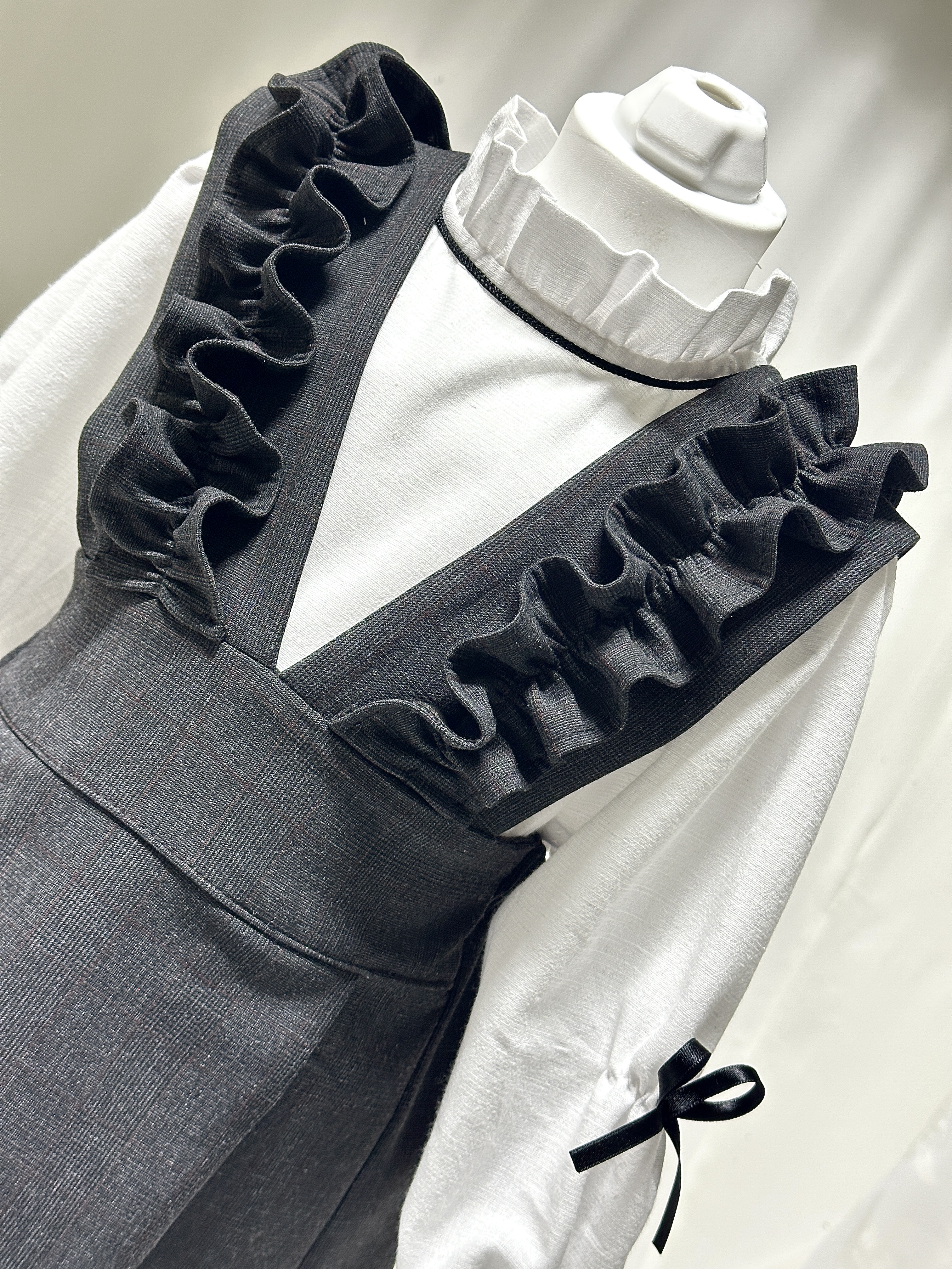 Grace Kız Çocuk Kolej Model Fırfırlı Jile Füme Elbise ve Fiyonk Detaylı Gömlek Takımı