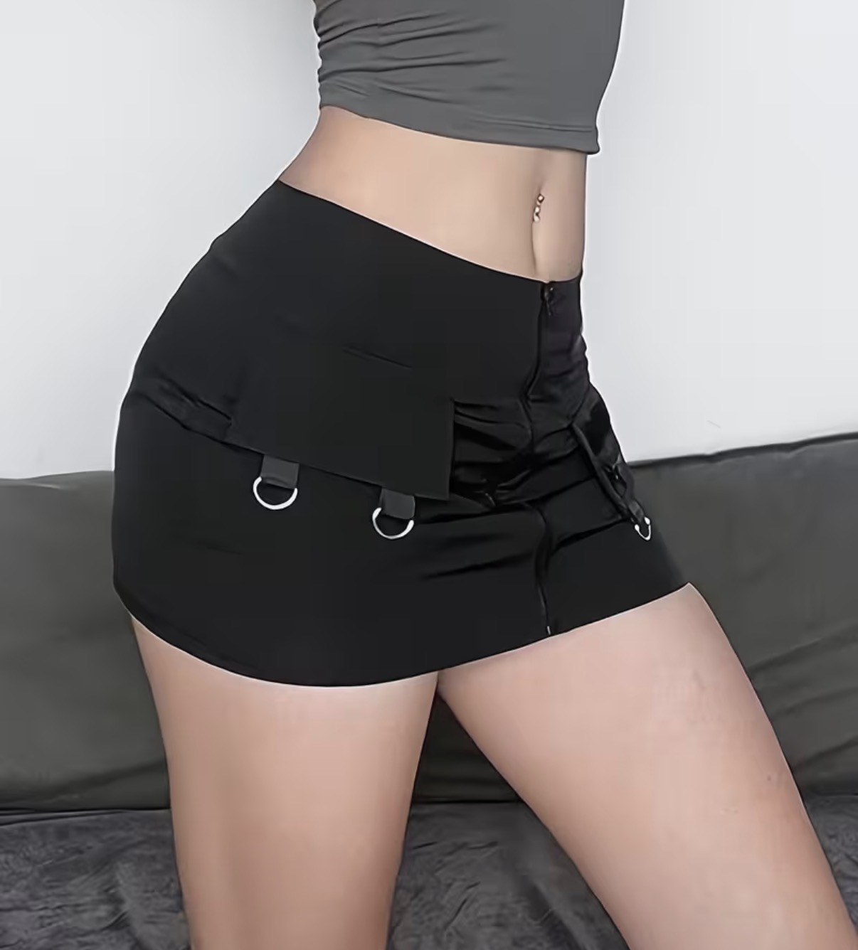 Falda negra con bolsillos y aros