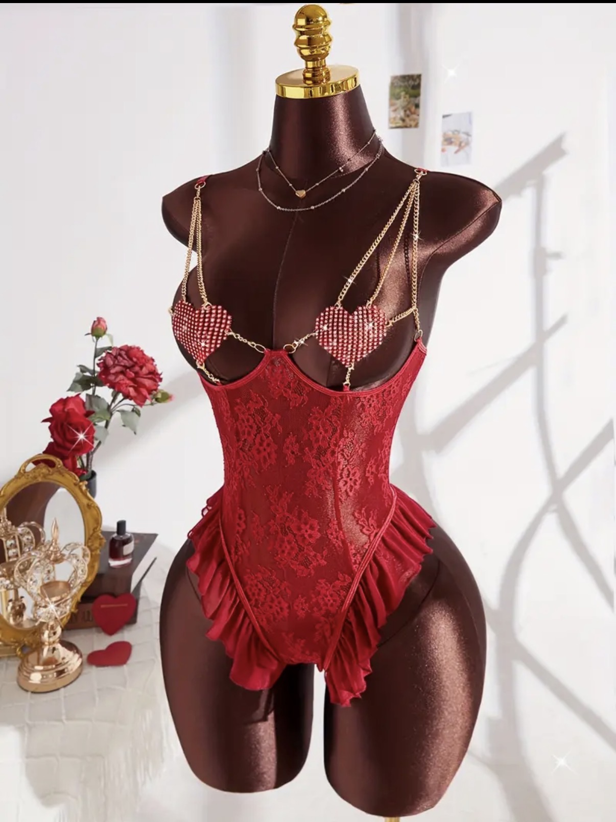 Body de encaje rojo con apliques de perlas