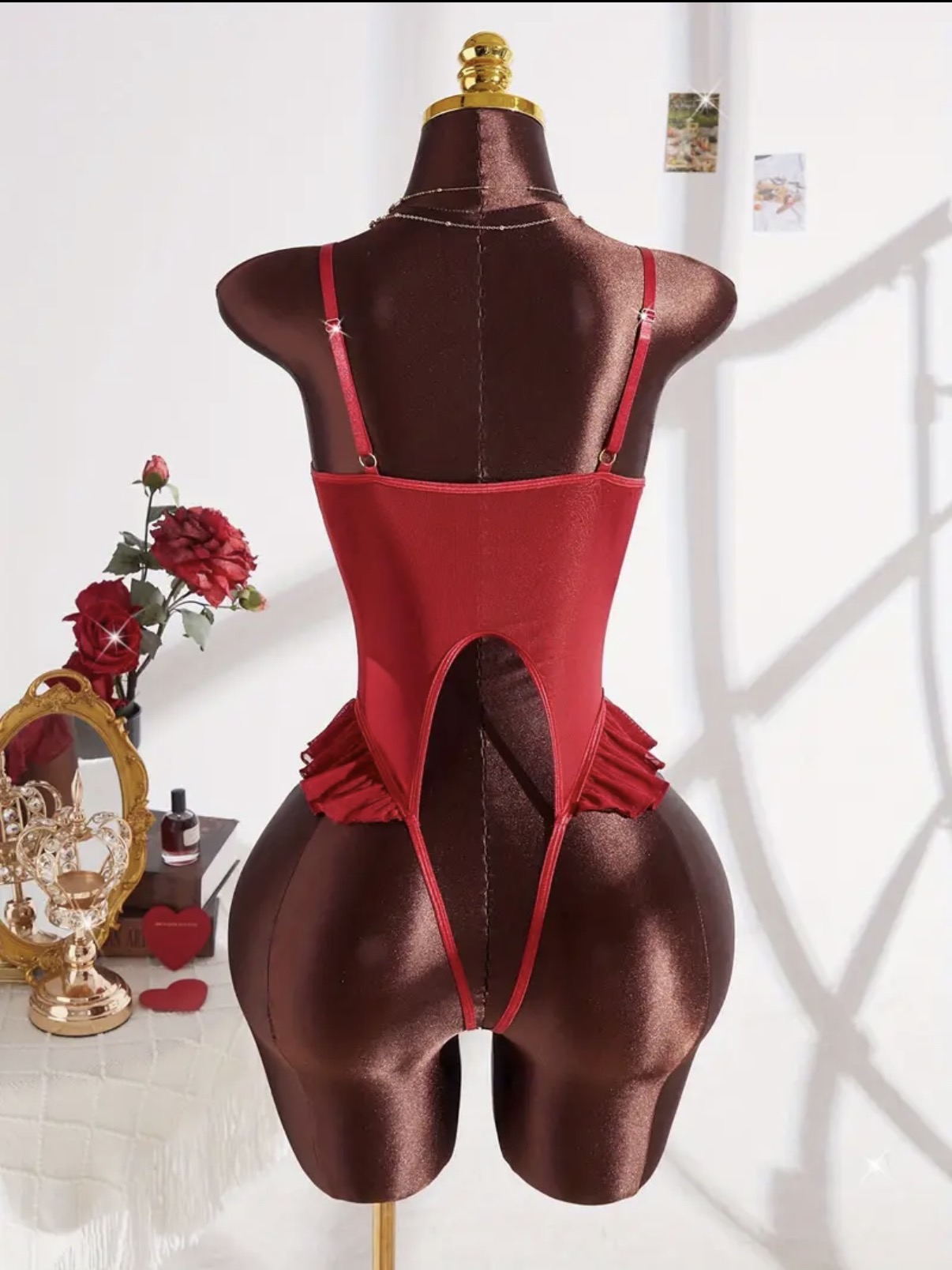 Body de encaje rojo con apliques de perlas