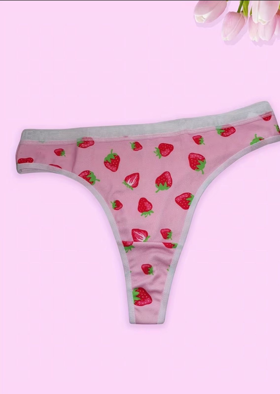 Tangas rosadas con estampado de fresas