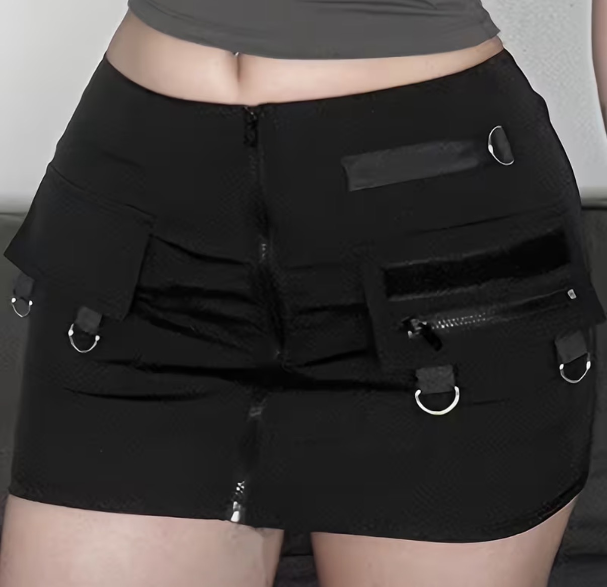 Falda negra con bolsillos y aros