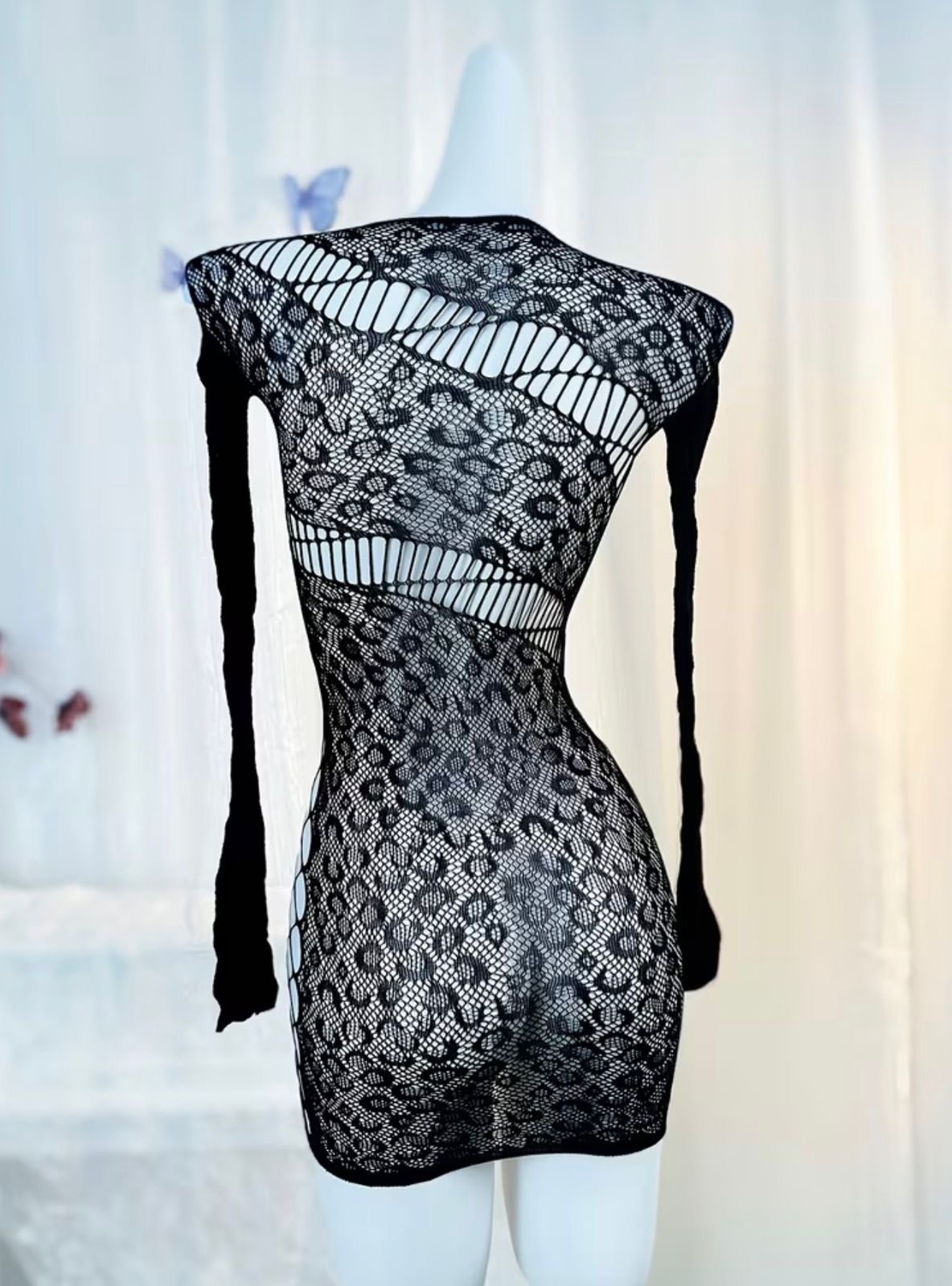 Vestido ajustado transparente con diseño de encaje