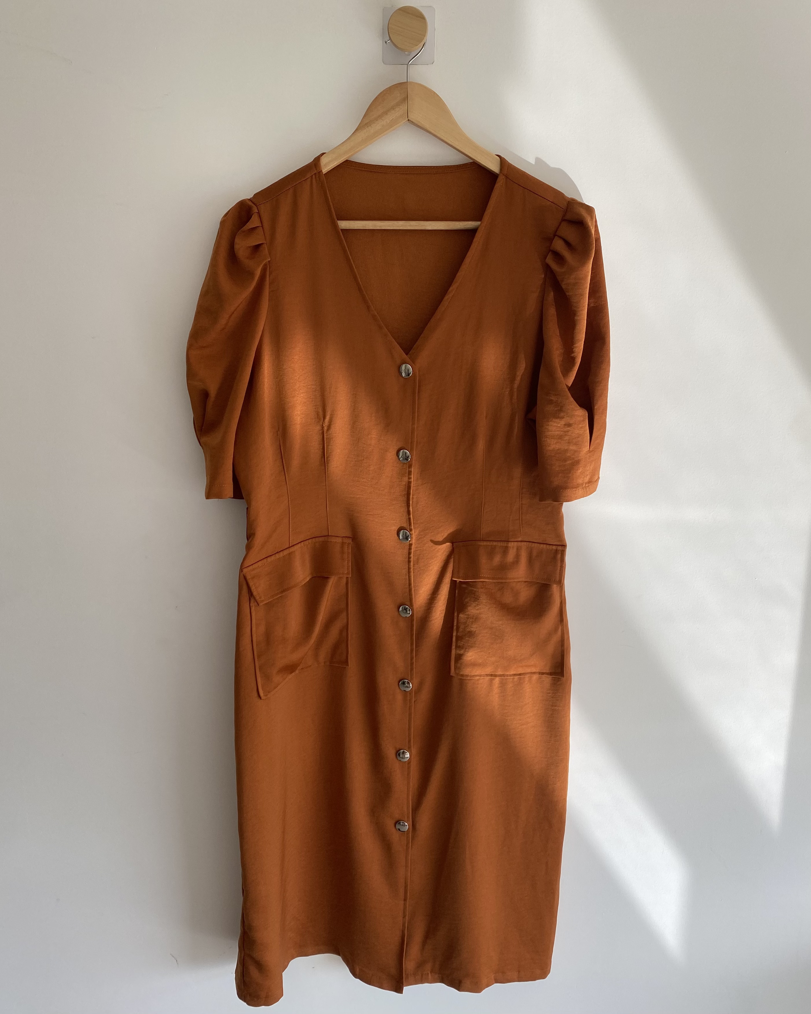 Vestido con Mangas Abuchonadas Tela tipo Saten