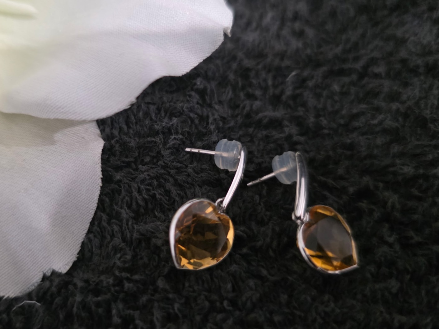 Heart dangling earrings