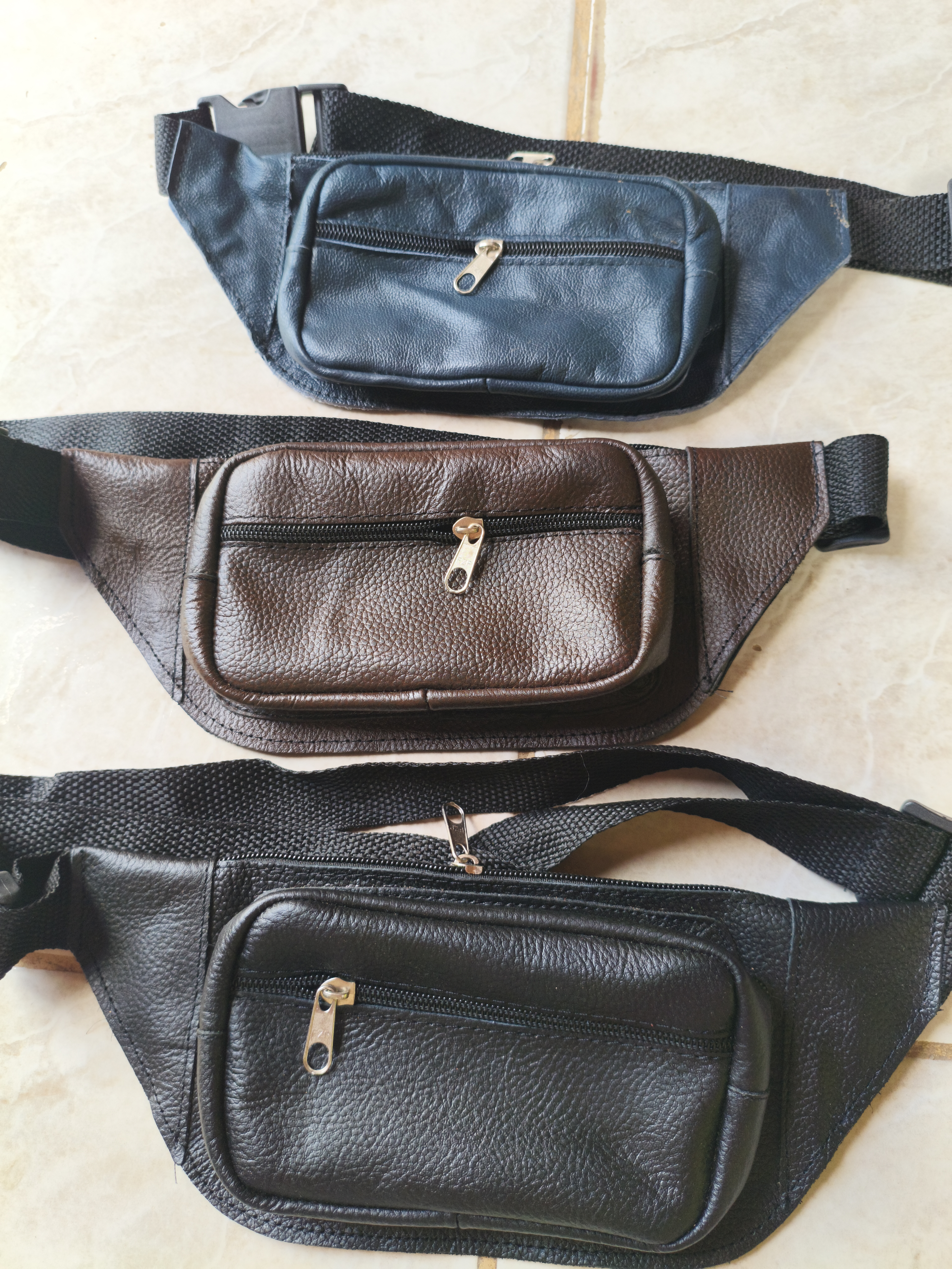 pochete em couro legítimo 3 ziper, moderna e minimalista. 