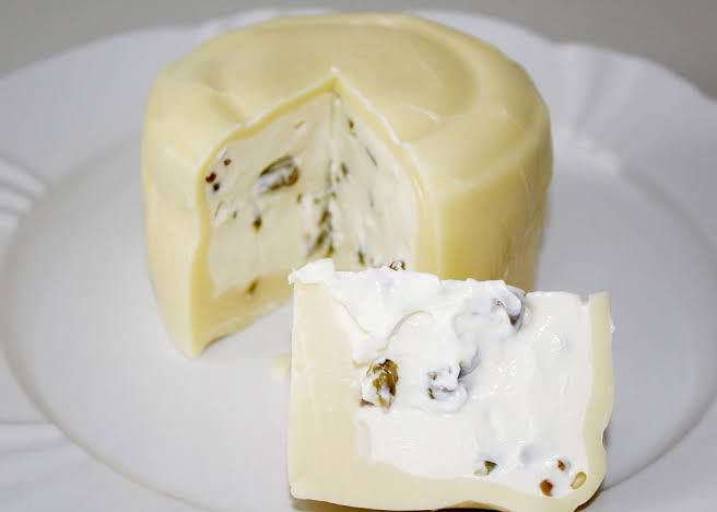 Queijo recheado com azeitonas