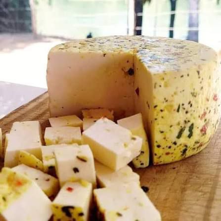 Queijo artesanal com alho poró