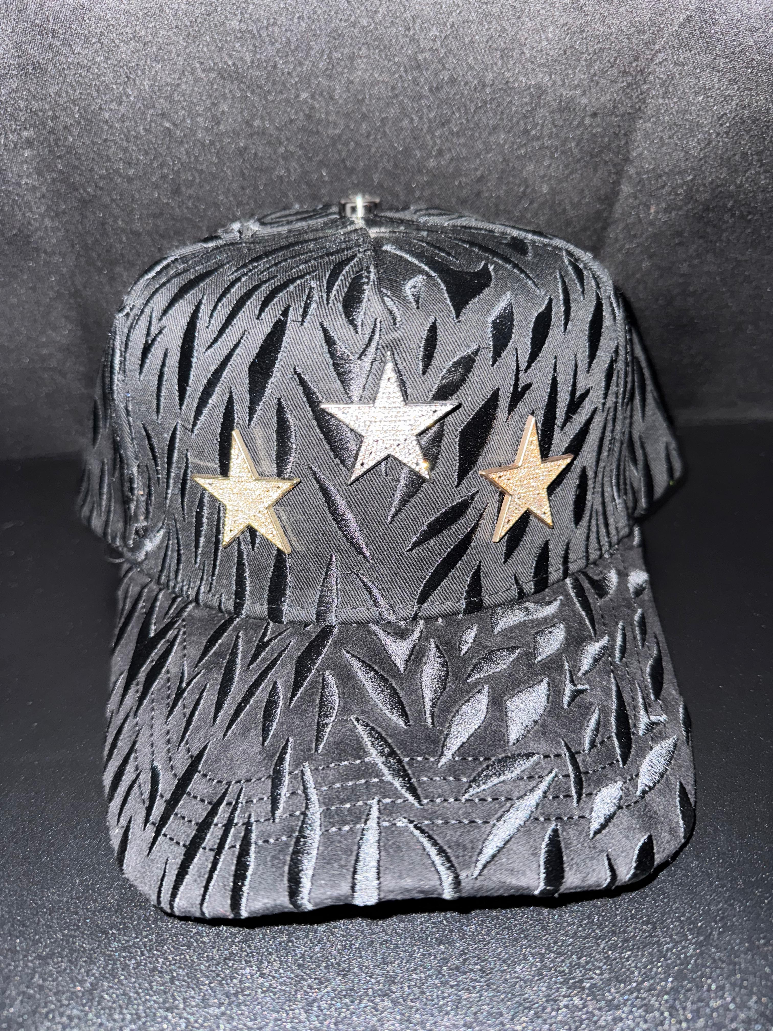 Gorra negra con diseño de estrellas