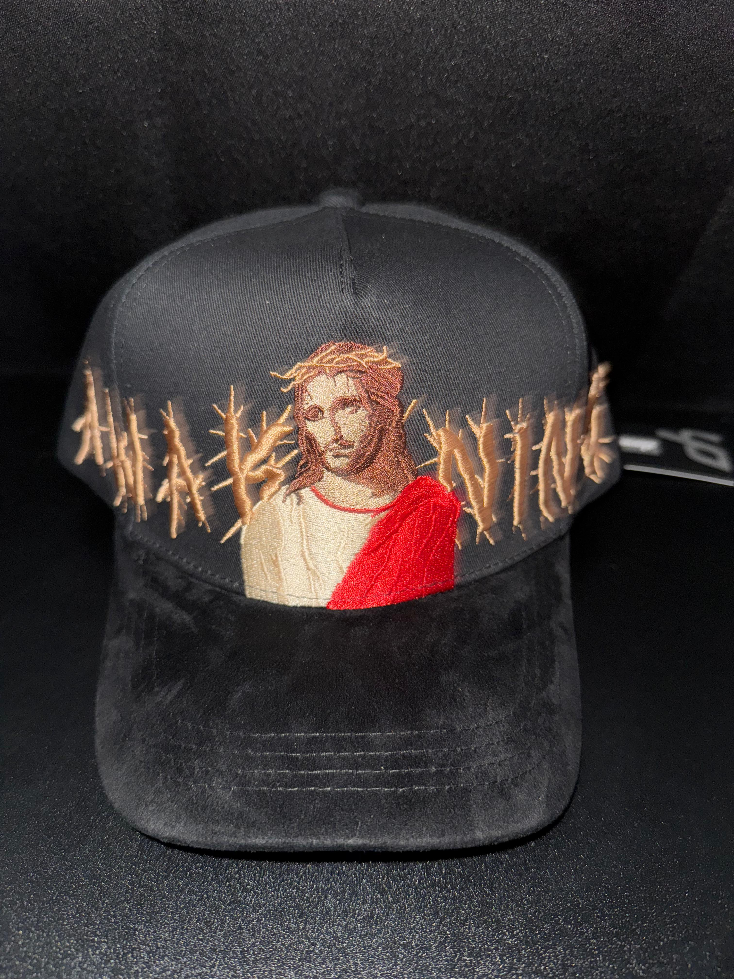 Gorra bordada con diseño religioso