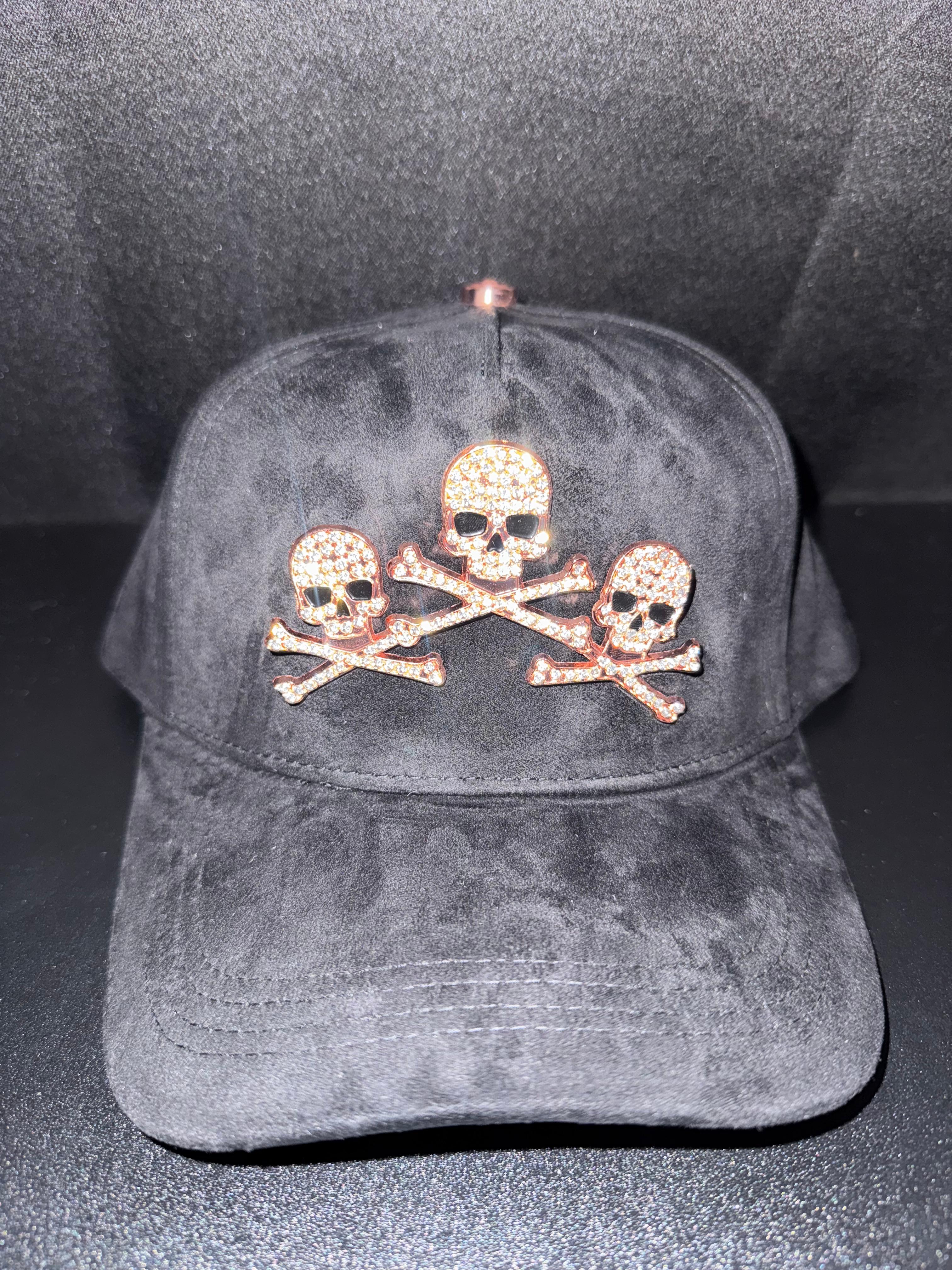Gorra negra con calaveras