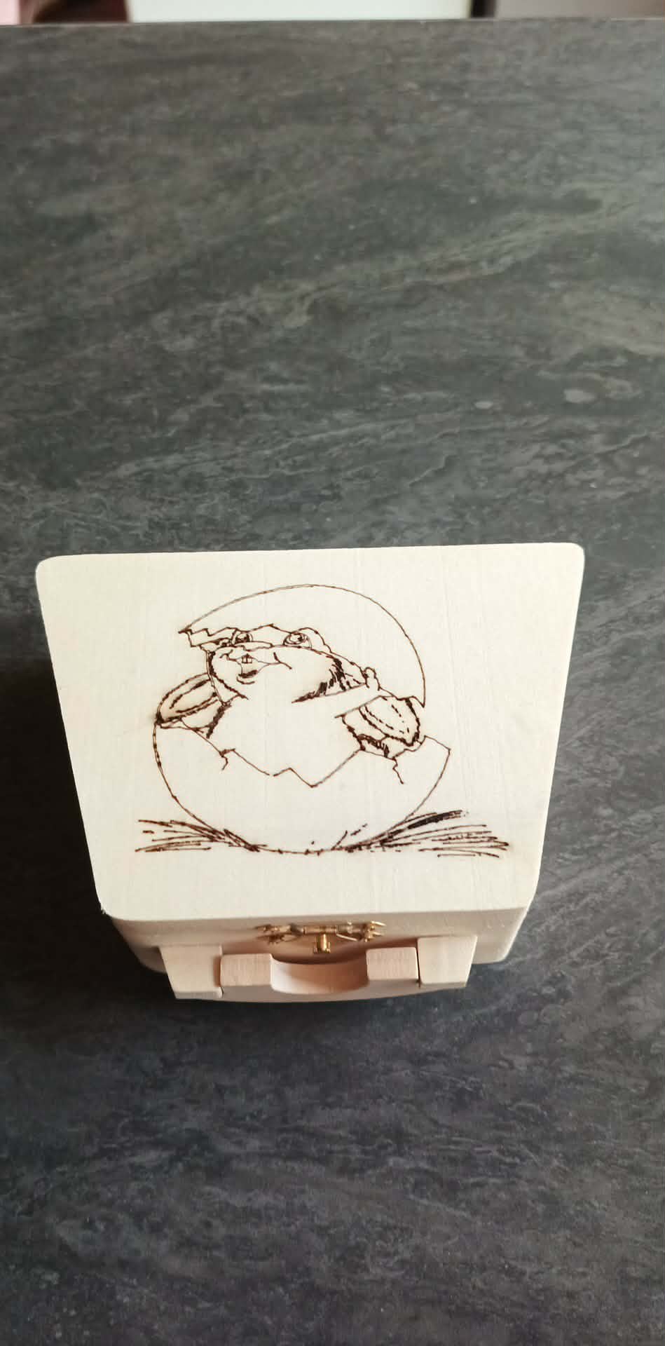 Boîte en bois gravée poussin