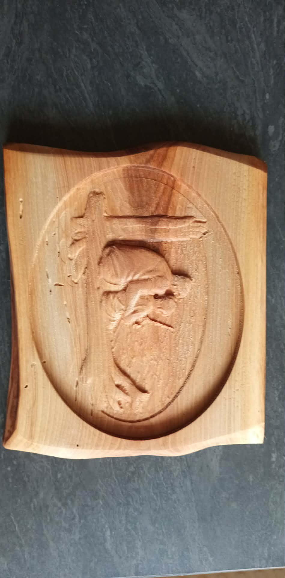 Plaque en bois sculpté