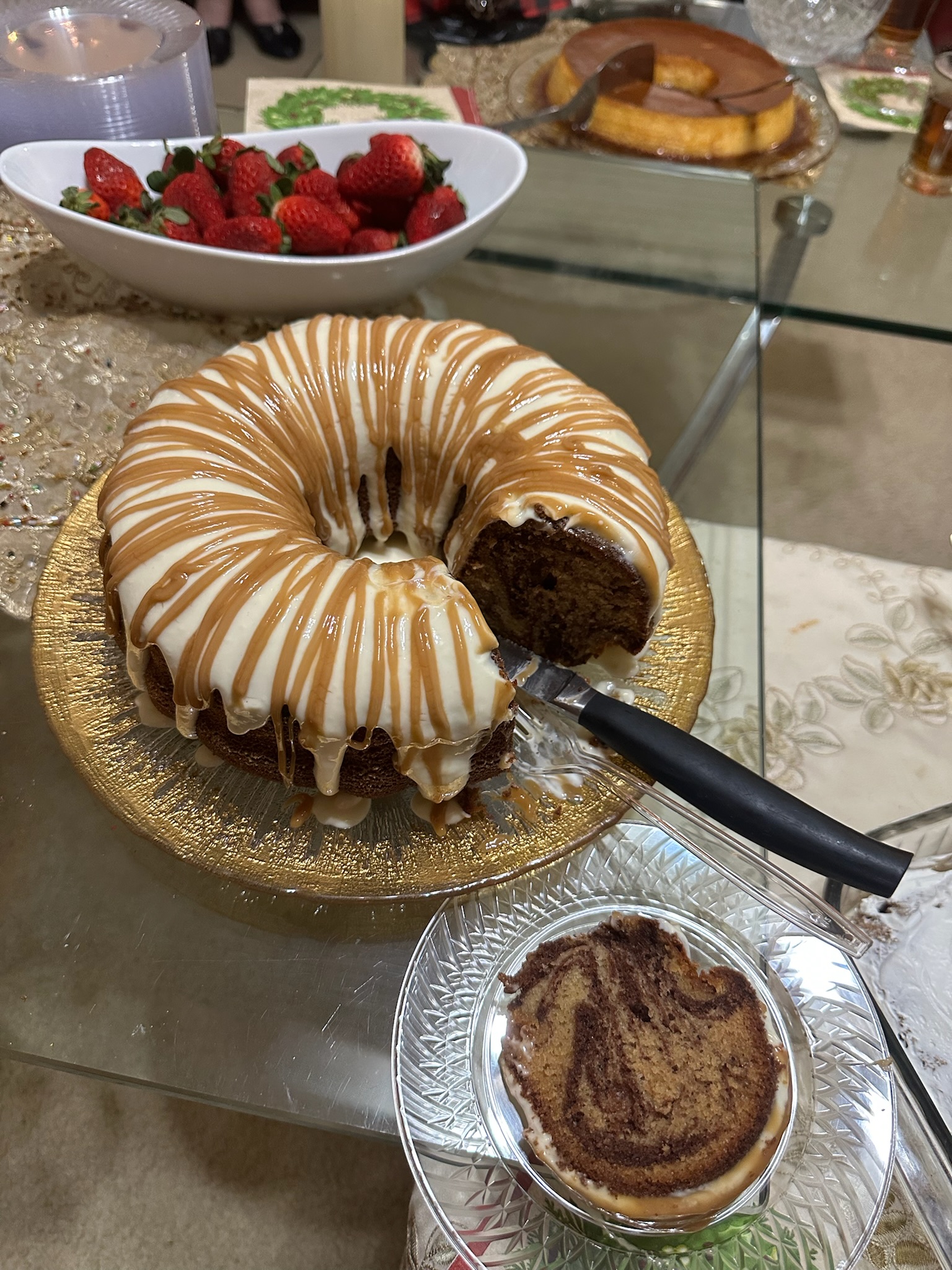 Cinnamon cake crowned with cheesy sauce and caramel 