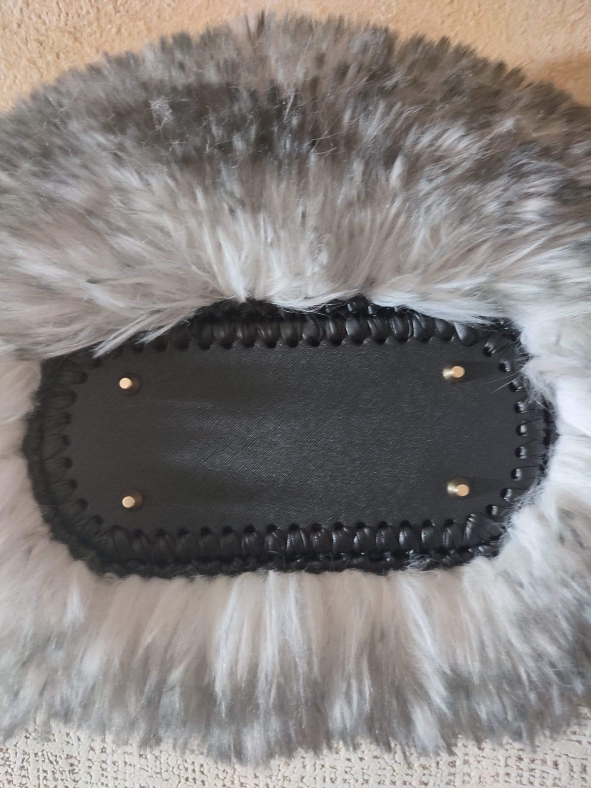 Bolso de mano de pelo largo blanco y negro