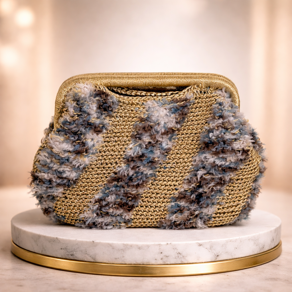 Bolso de mano dorado y texturizado