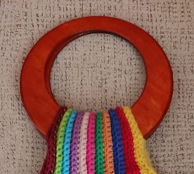 Bolso de mano arcoíris tejido a crochet