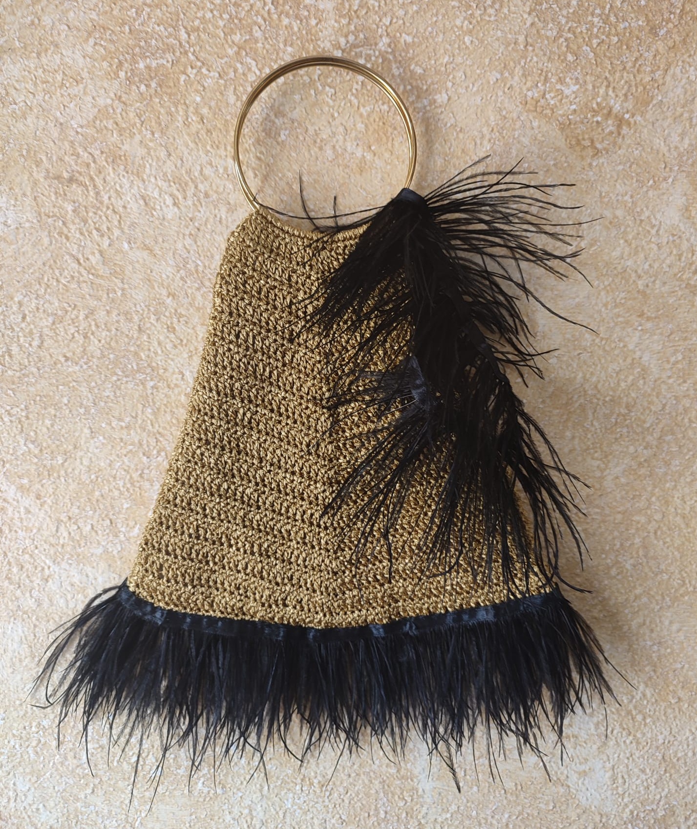 Bolso Trapecio Dorado y Plumas