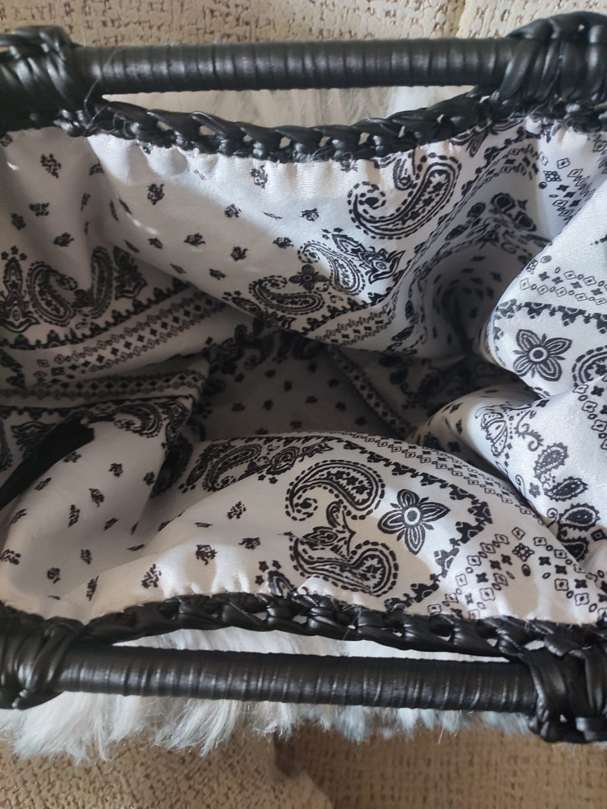 Bolso de mano de pelo largo blanco y negro