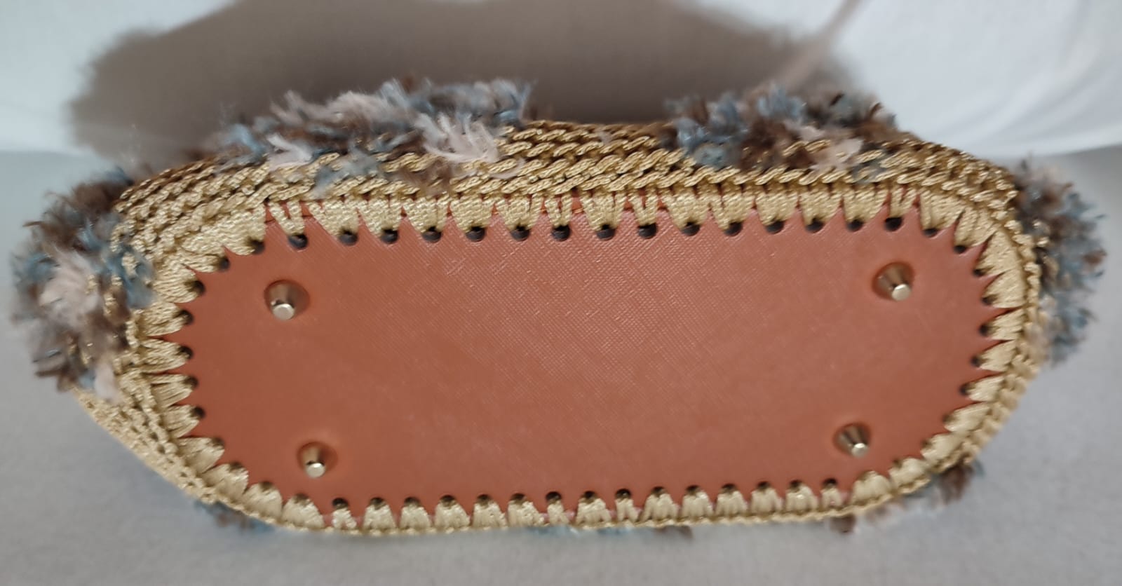 Bolso de mano dorado y texturizado