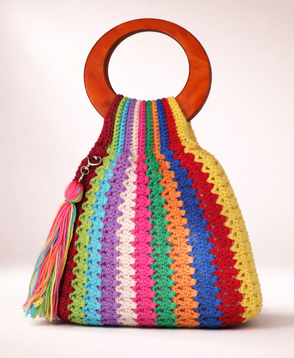 Bolso de mano arcoíris tejido a crochet