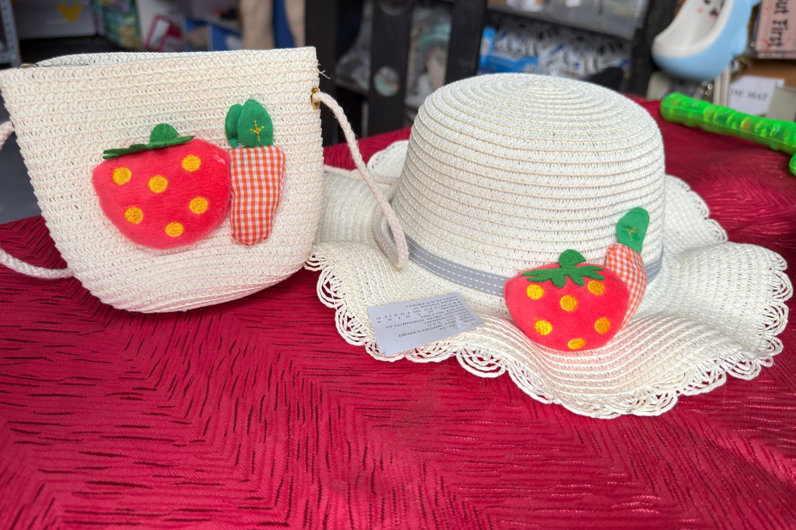 Set de bolso y sombrero con frutas