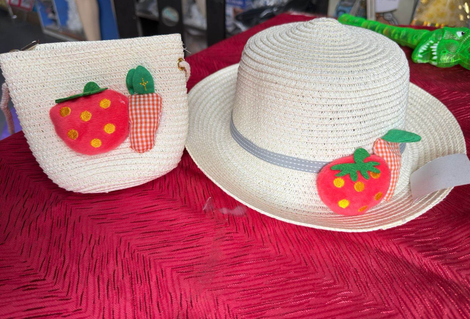 Set de bolso y sombrero con frutas
