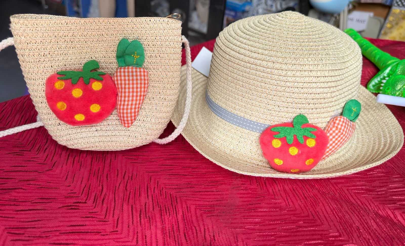 Set de bolso y sombrero con frutas