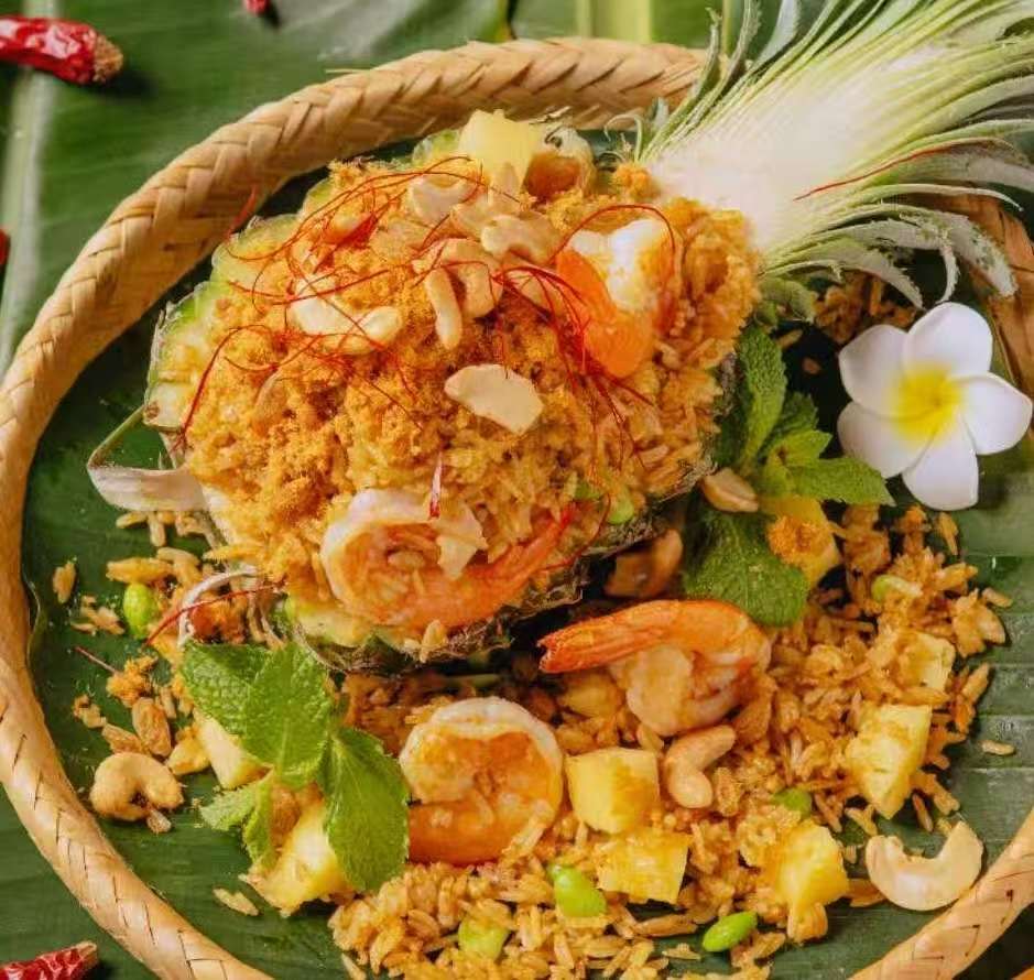 N10 Riz sauté aux crevettes et à l’ananas frais