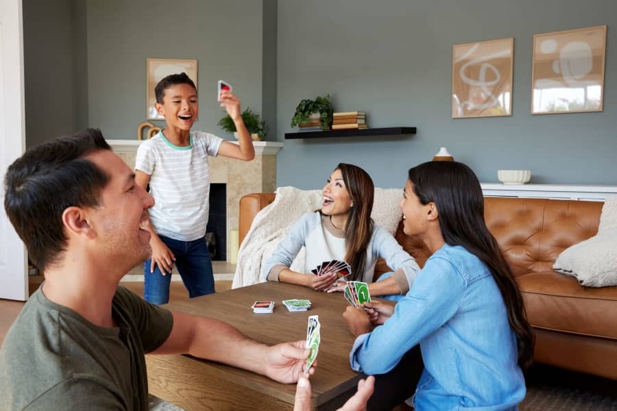 Mattel UNO Classic Card Game – Official Matching & Action Card Deck for Ages 7+ – Family Interaction & Strategic Fun for Kids and Adults