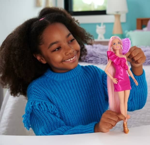 Barbie Fun & Fancy Hair Doll – 8.5-inch Extra-Long Colorful Blonde Hair – Includes 10+ Styling Accessories & Fashion Pieces – Gift for Kids Ages 3+
