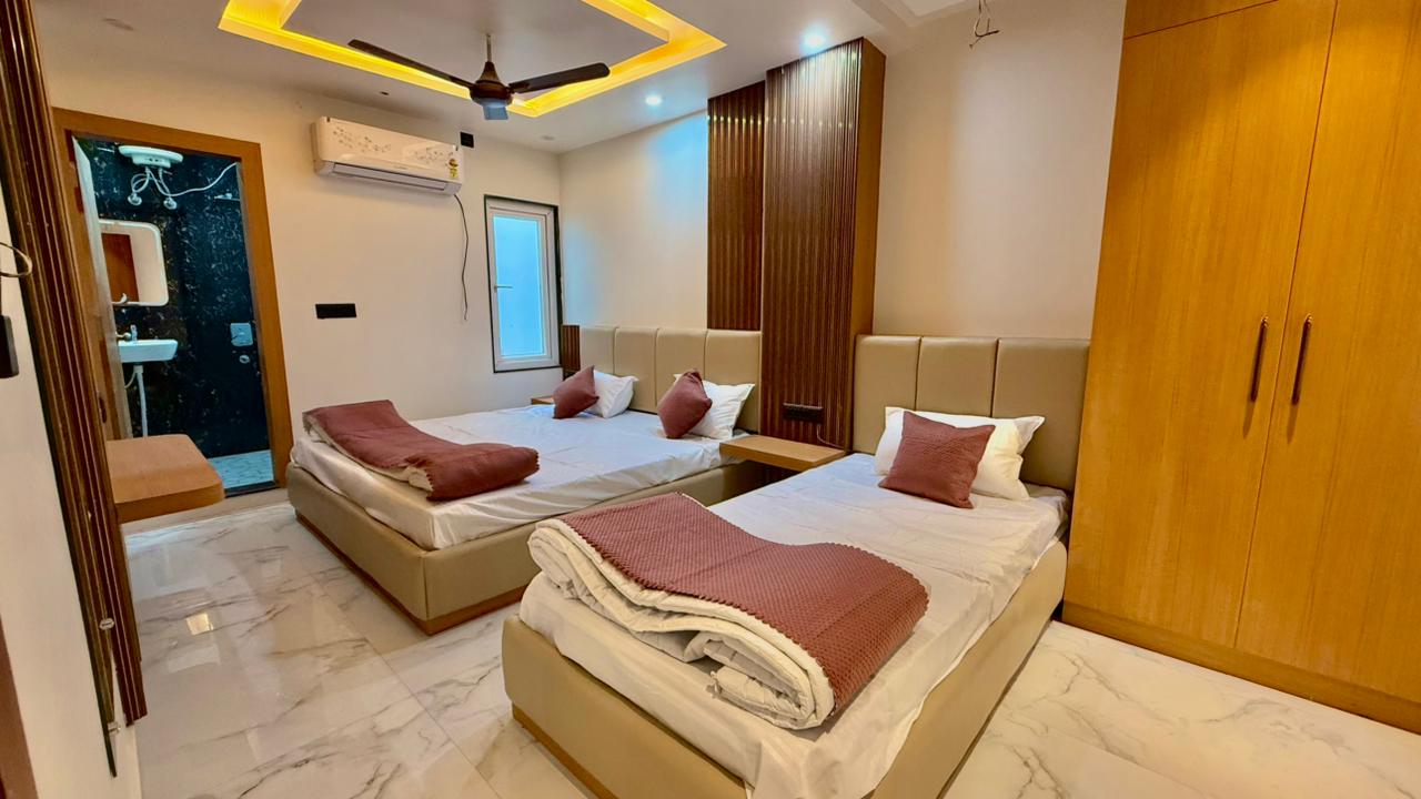 MODERN TRIPLE  Suite