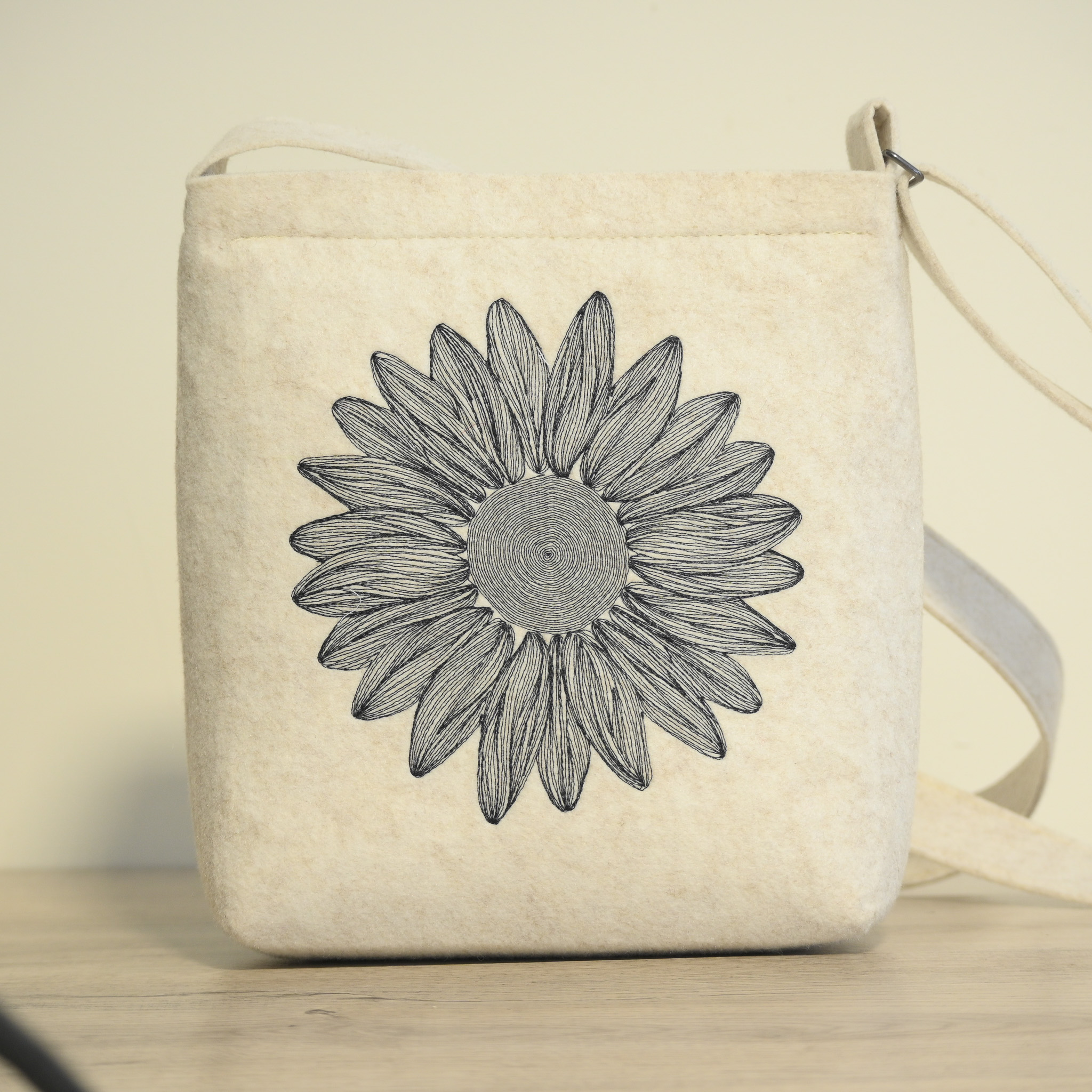 Pleca soma ar saulespuķes izšuvumu