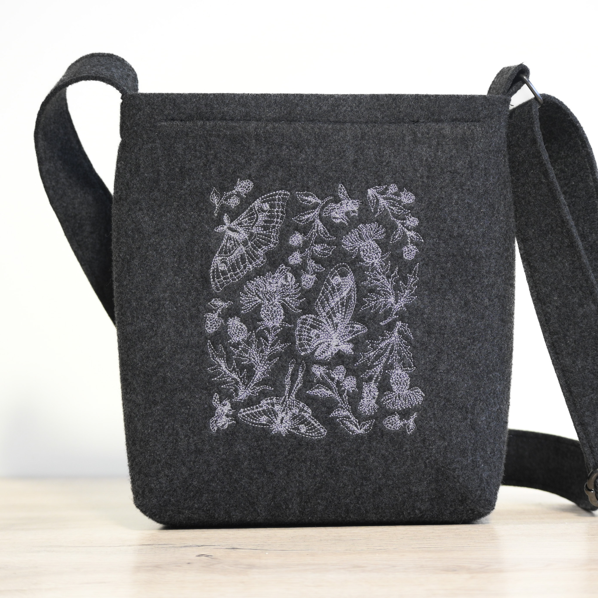 Pleca soma ar taureņu izšuvumu