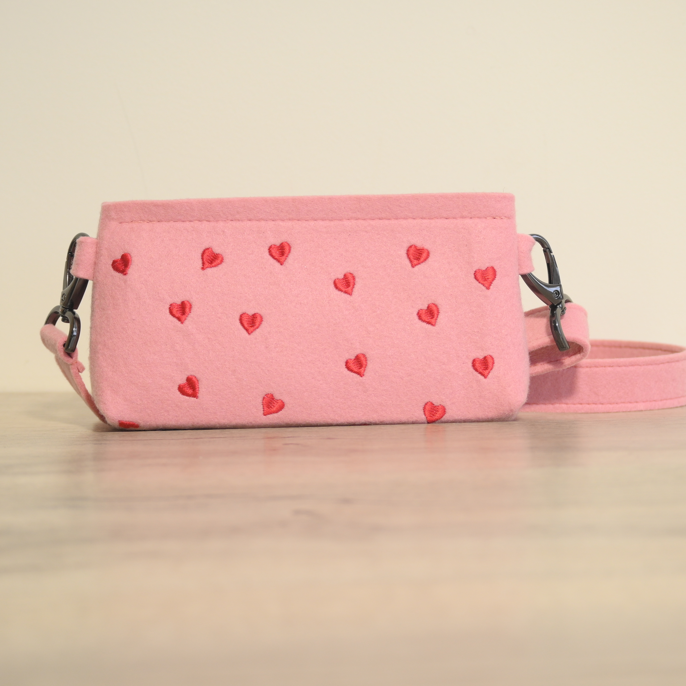 Filca gurnu somiņa ar sirsniņām